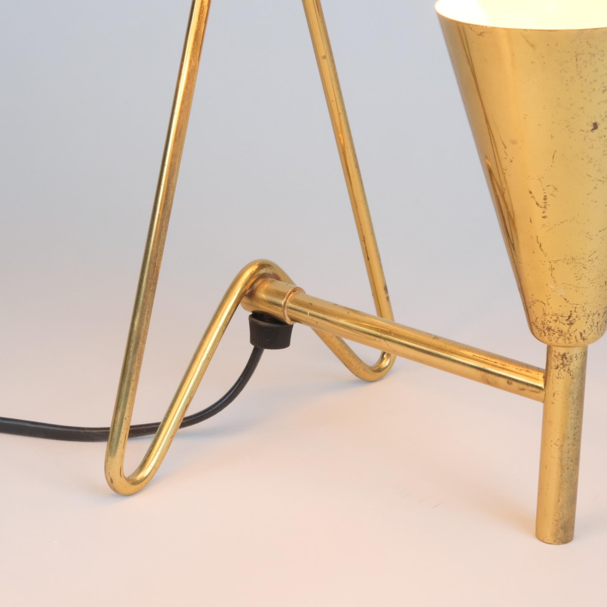 Ein Paar Wand-/Tischlampen aus Vollmessing aus der Mitte des Jahrhunderts, Itsu 1950er Jahre (Mitte des 20. Jahrhunderts) im Angebot