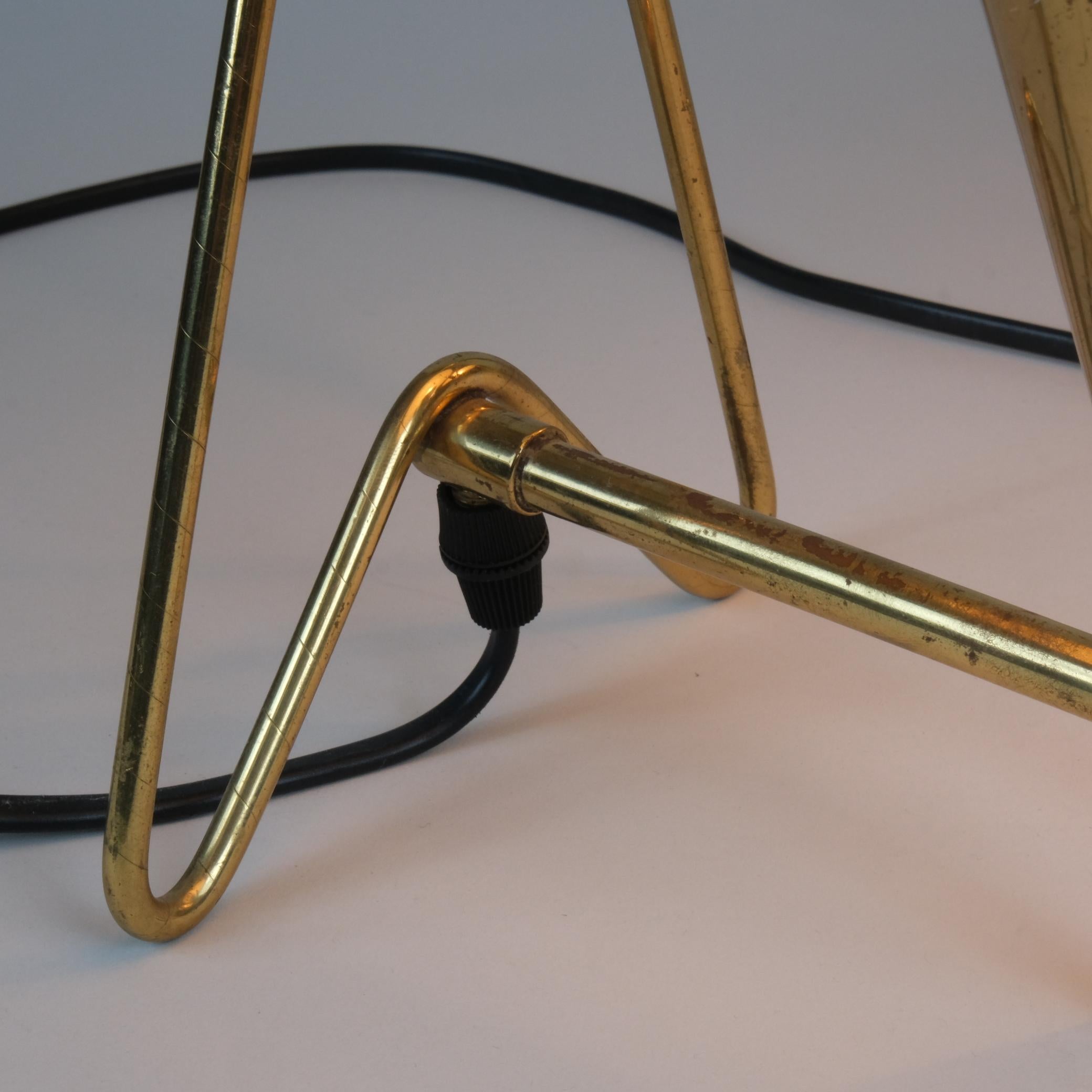 Ein Paar Wand-/Tischlampen aus Vollmessing aus der Mitte des Jahrhunderts, Itsu 1950er Jahre (Messing) im Angebot