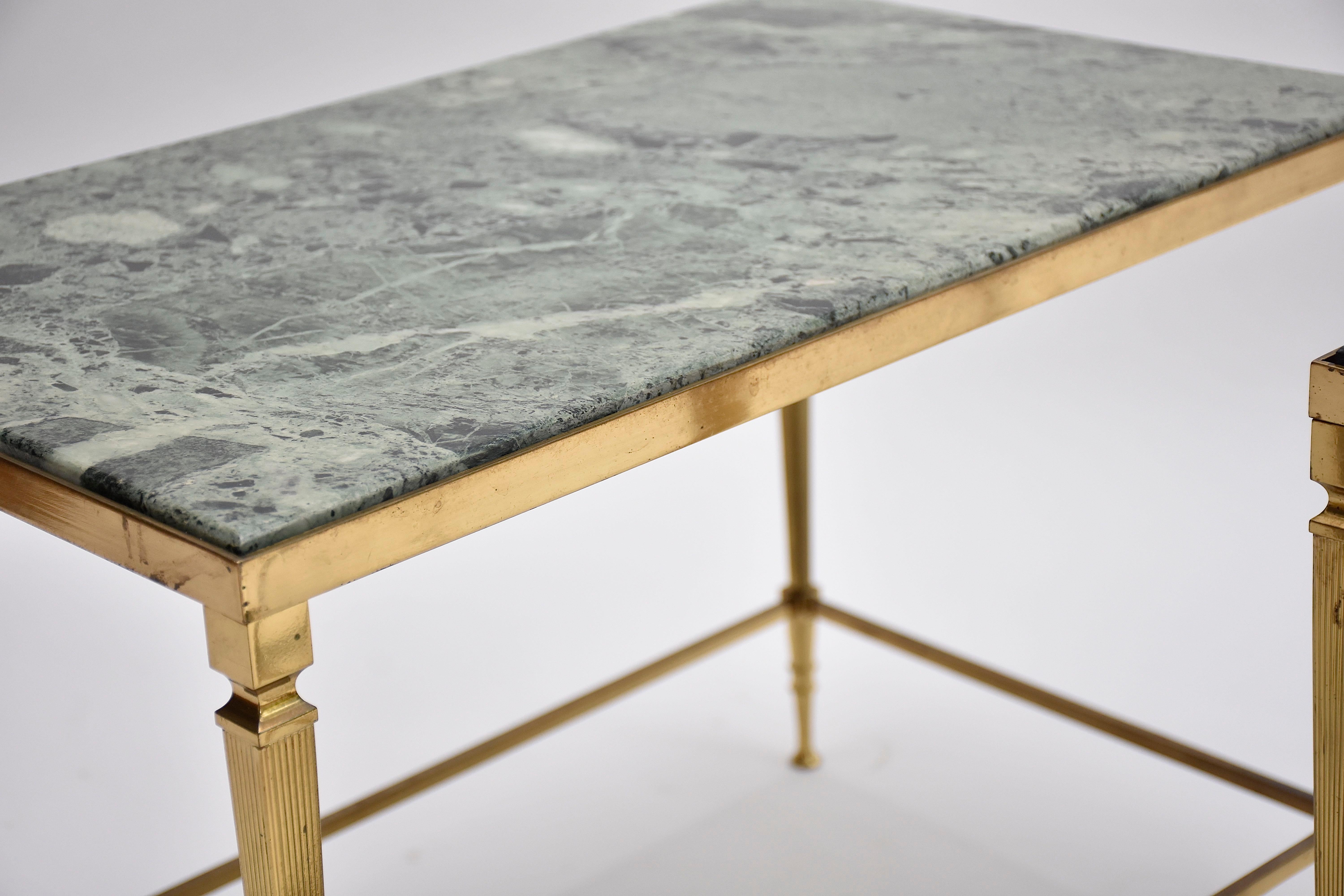 Paire de tables d'appoint en laiton doré et marbre du milieu du siècle dernier, Italie, vers 1960 en vente 4