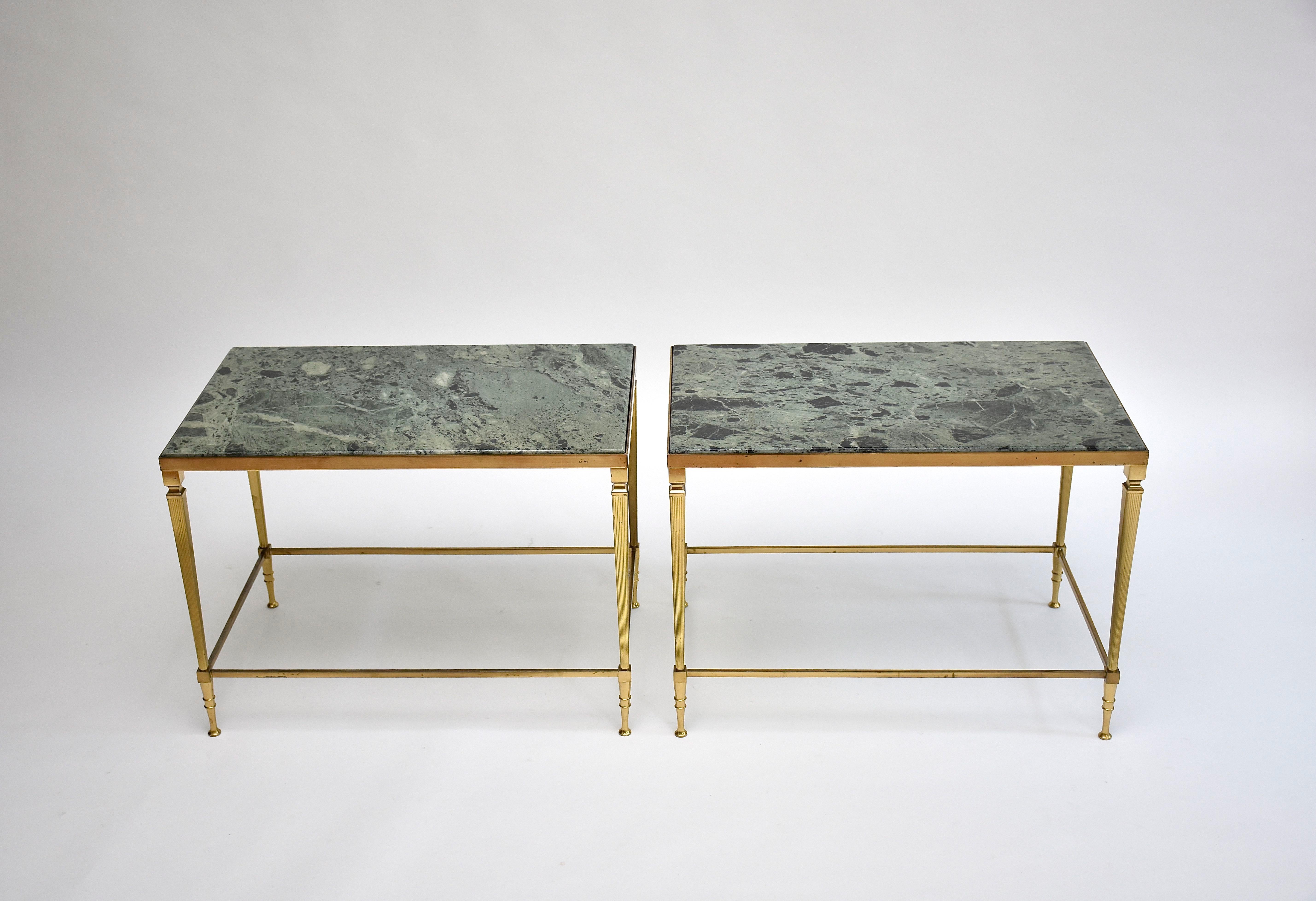 Magnifique paire de tables d'appoint du milieu du siècle dernier.
Chacune avec un plateau en marbre et un cadre en laiton doré.
Le cadre en laiton est légèrement renardé, ce qui donne à la table un charme et une belle patine.
Pieds fuselés