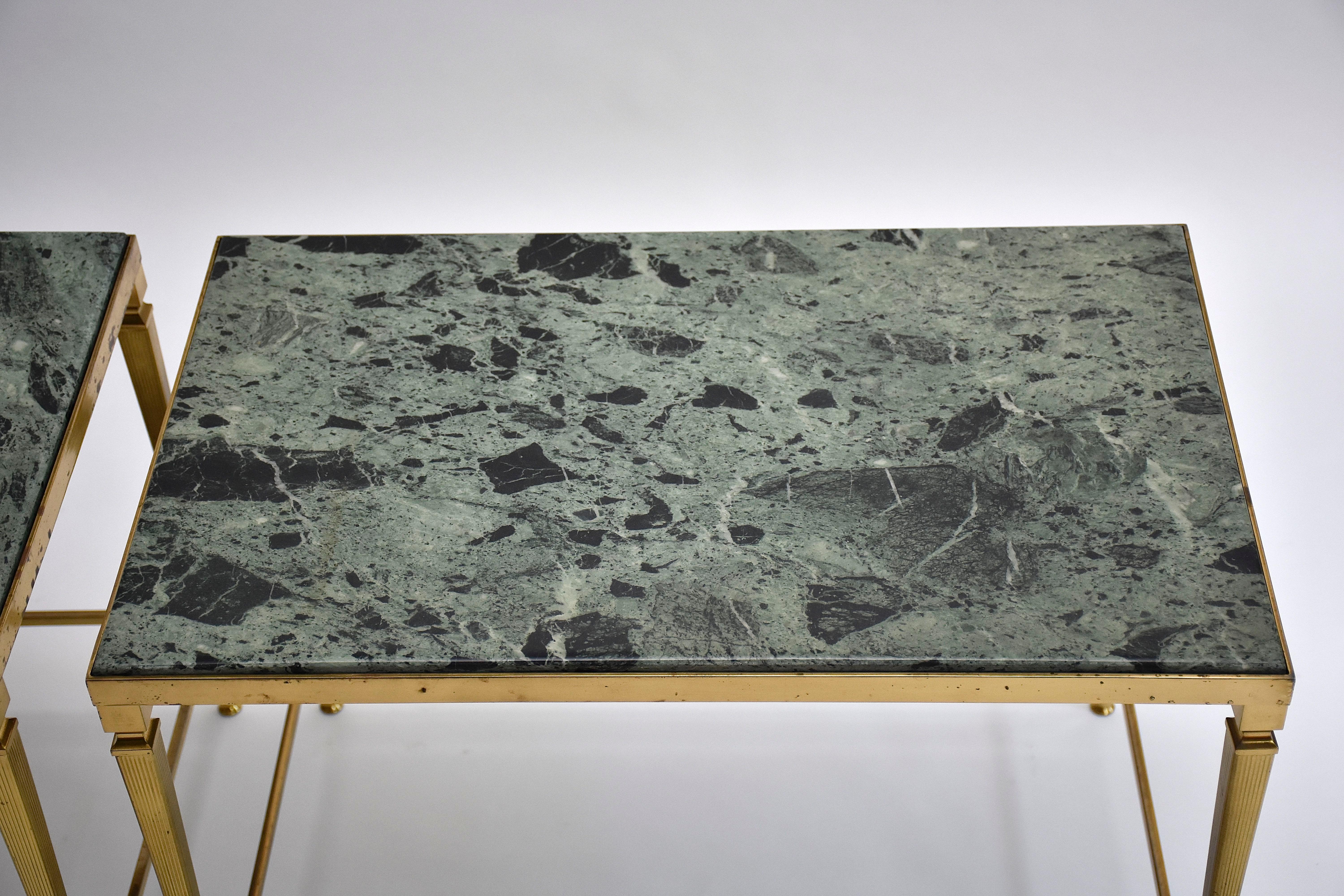Mid-Century Modern Paire de tables d'appoint en laiton doré et marbre du milieu du siècle dernier, Italie, vers 1960 en vente
