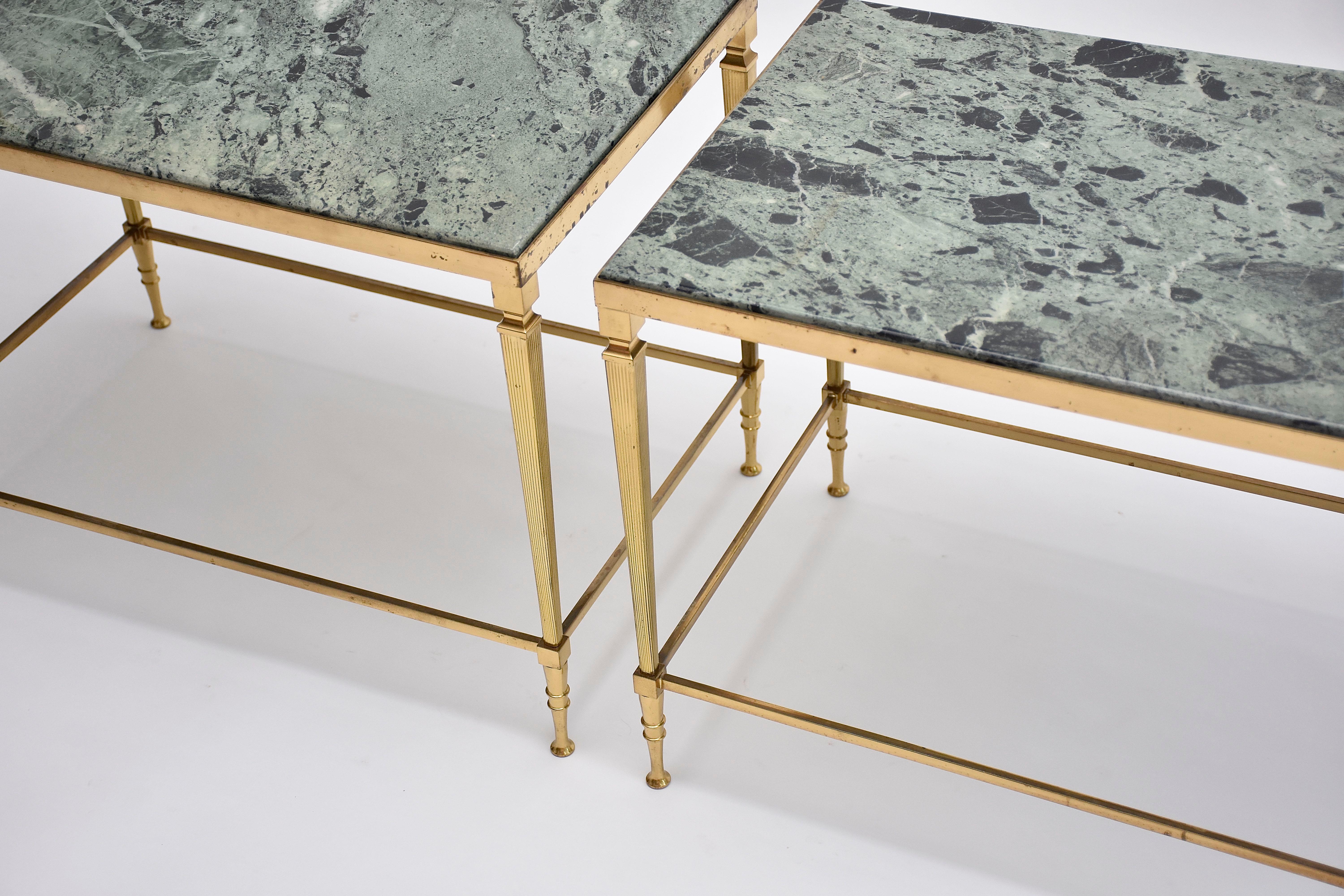 Doré Paire de tables d'appoint en laiton doré et marbre du milieu du siècle dernier, Italie, vers 1960 en vente
