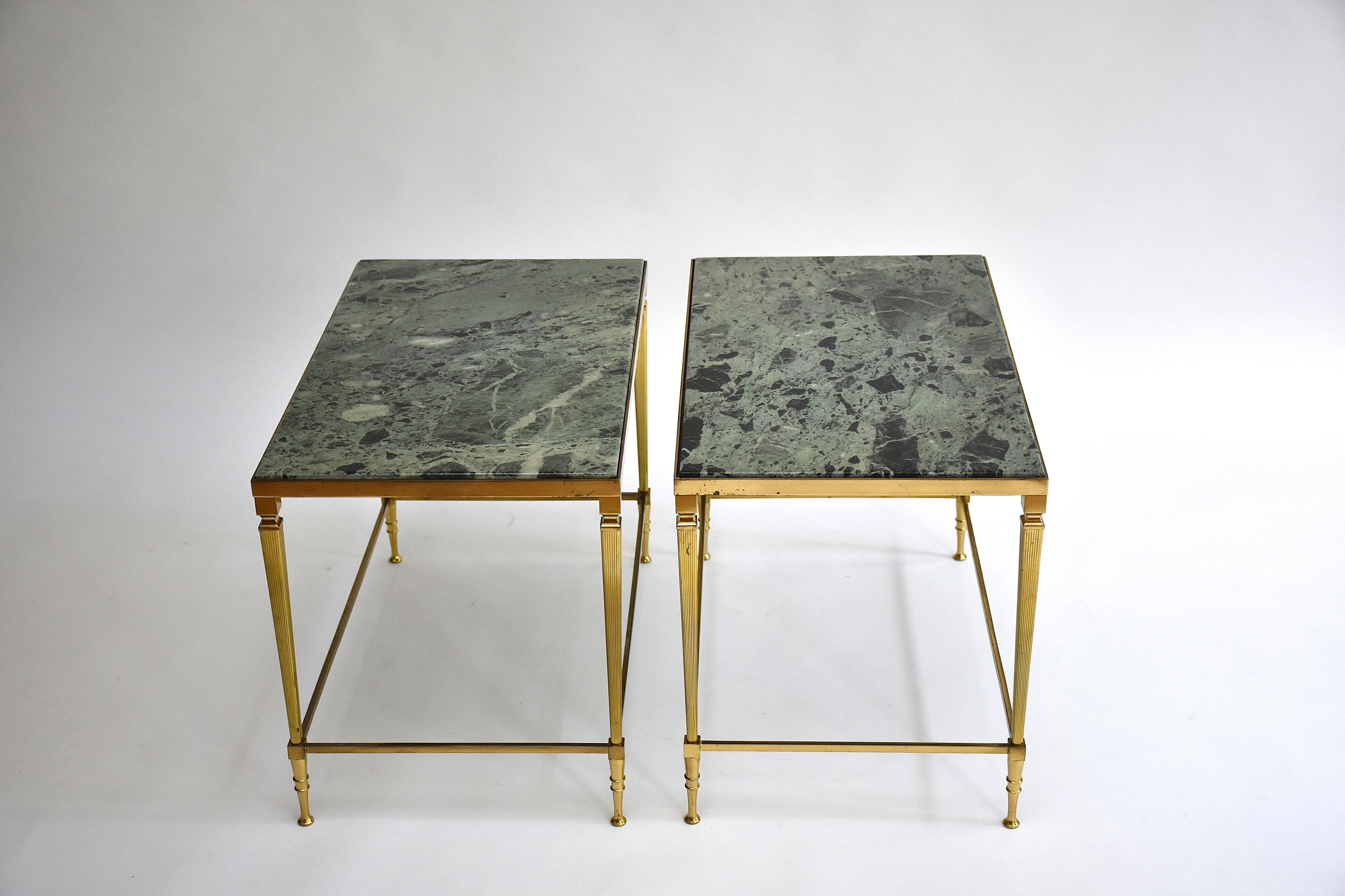 Paire de tables d'appoint en laiton doré et marbre du milieu du siècle dernier, Italie, vers 1960 Bon état - En vente à SON EN BREUGEL, NL