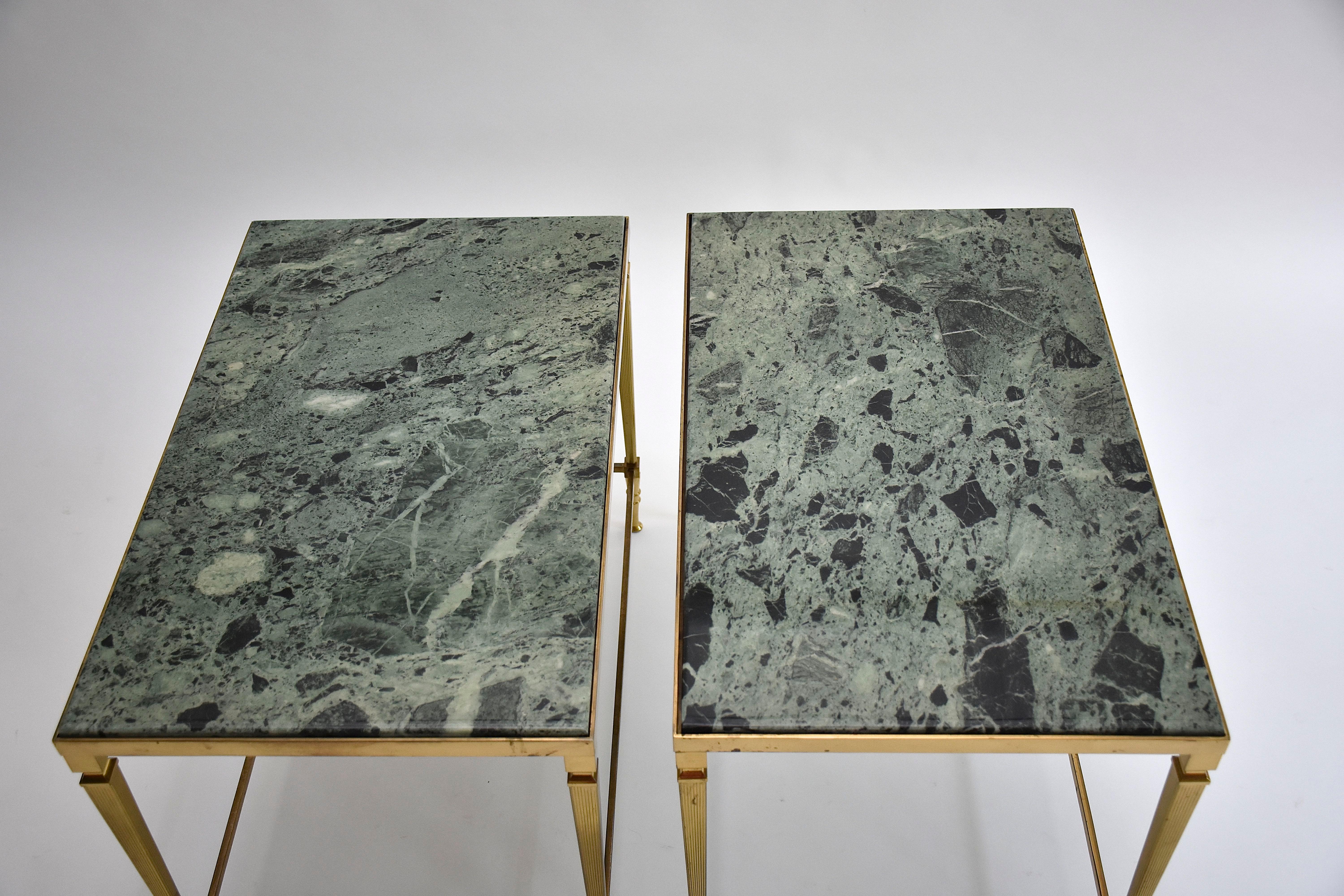 Laiton Paire de tables d'appoint en laiton doré et marbre du milieu du siècle dernier, Italie, vers 1960 en vente