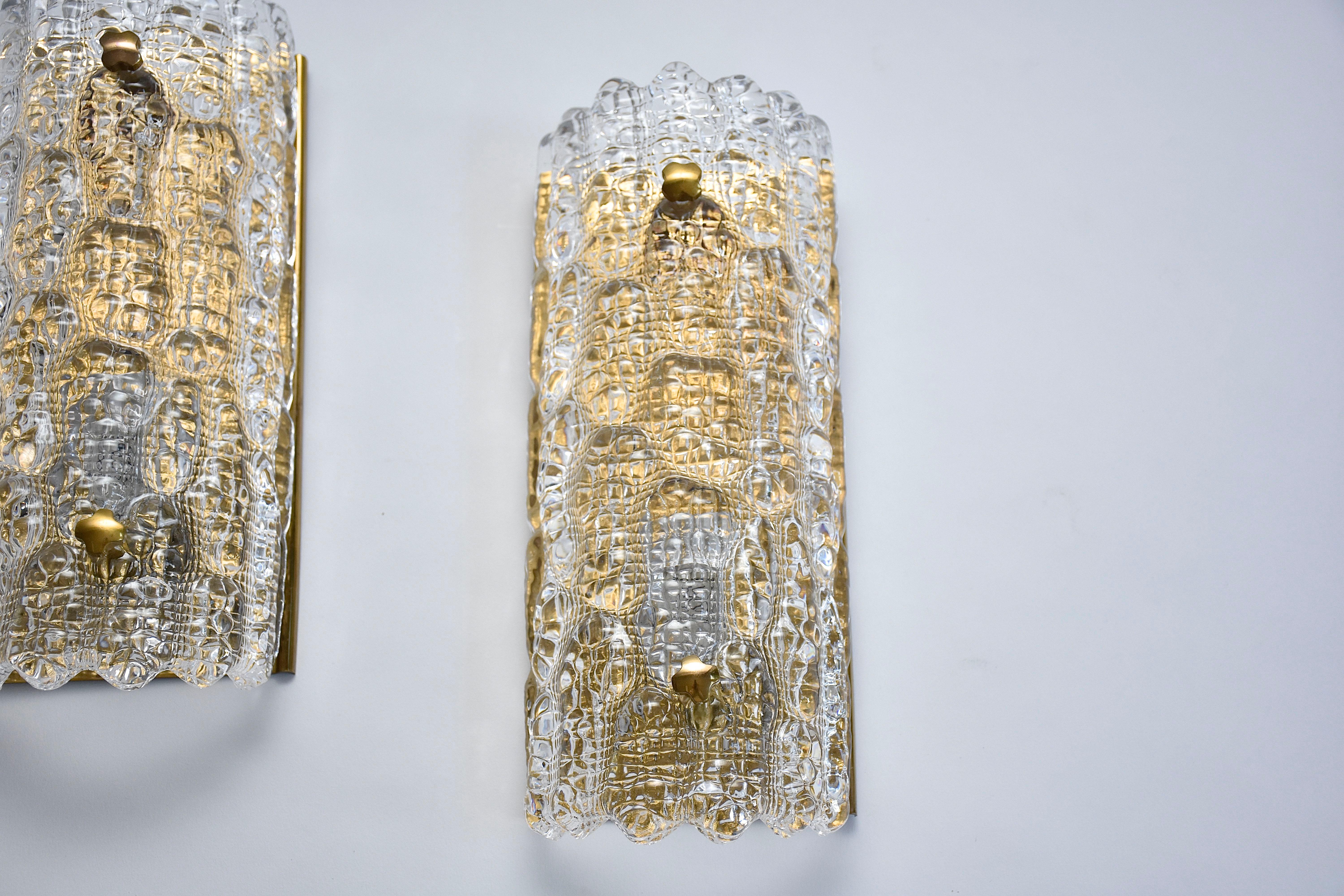 Un par de apliques de cristal y latón de mediados de siglo, de Carl Fagerlund Sueco en venta