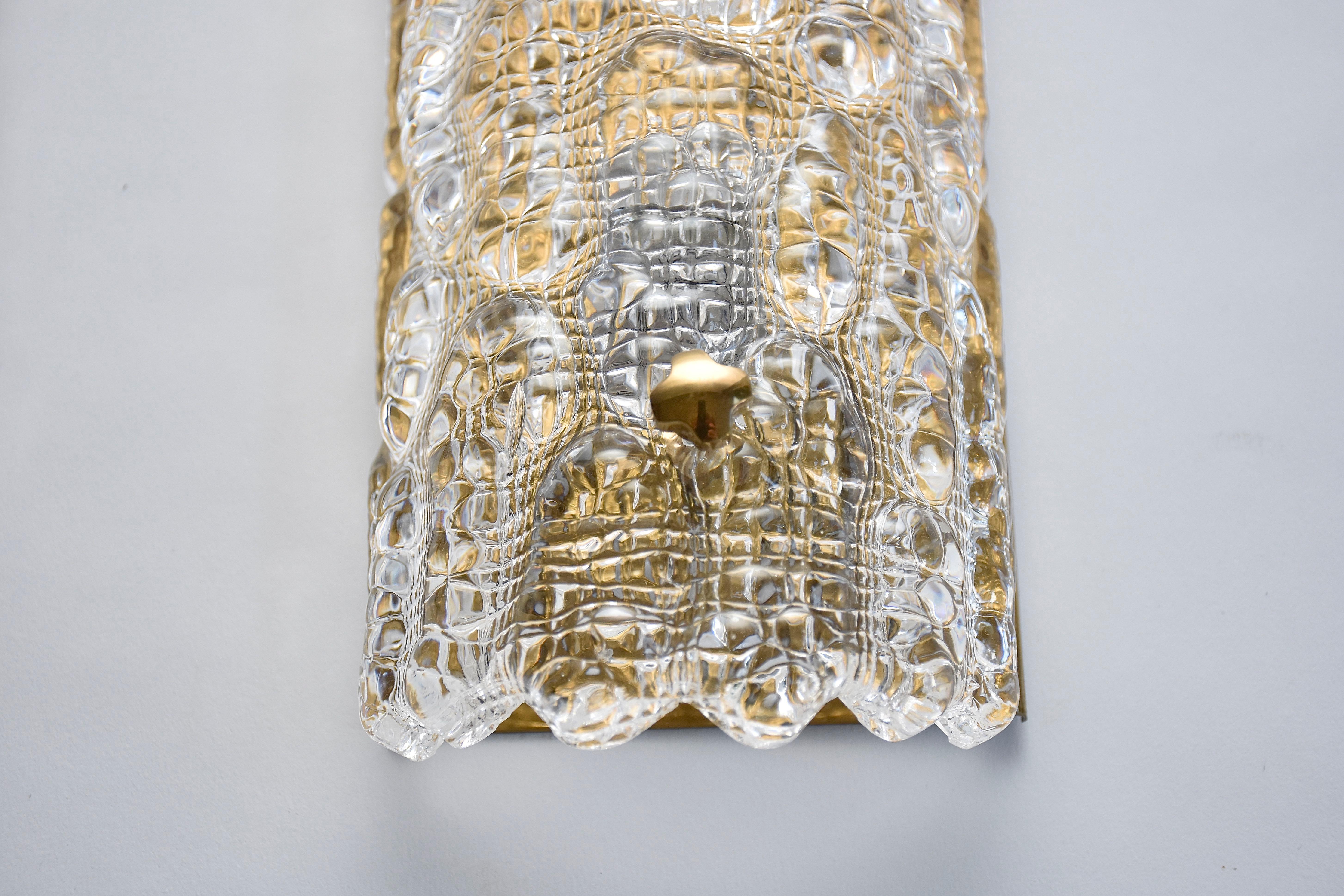 Un par de apliques de cristal y latón de mediados de siglo, de Carl Fagerlund en Bueno estado para la venta en SON EN BREUGEL, NL