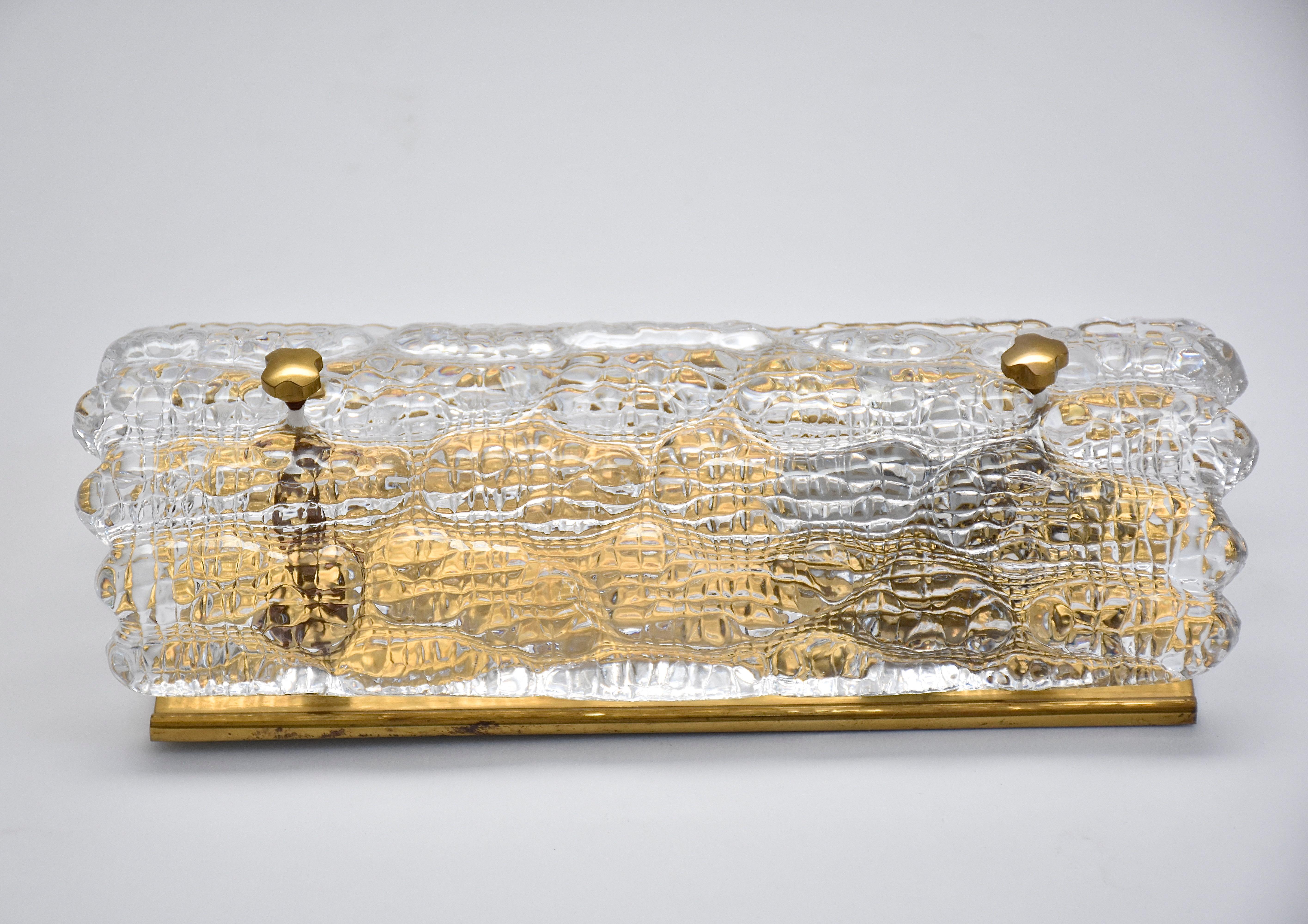 Un par de apliques de cristal y latón de mediados de siglo, de Carl Fagerlund siglo XX en venta