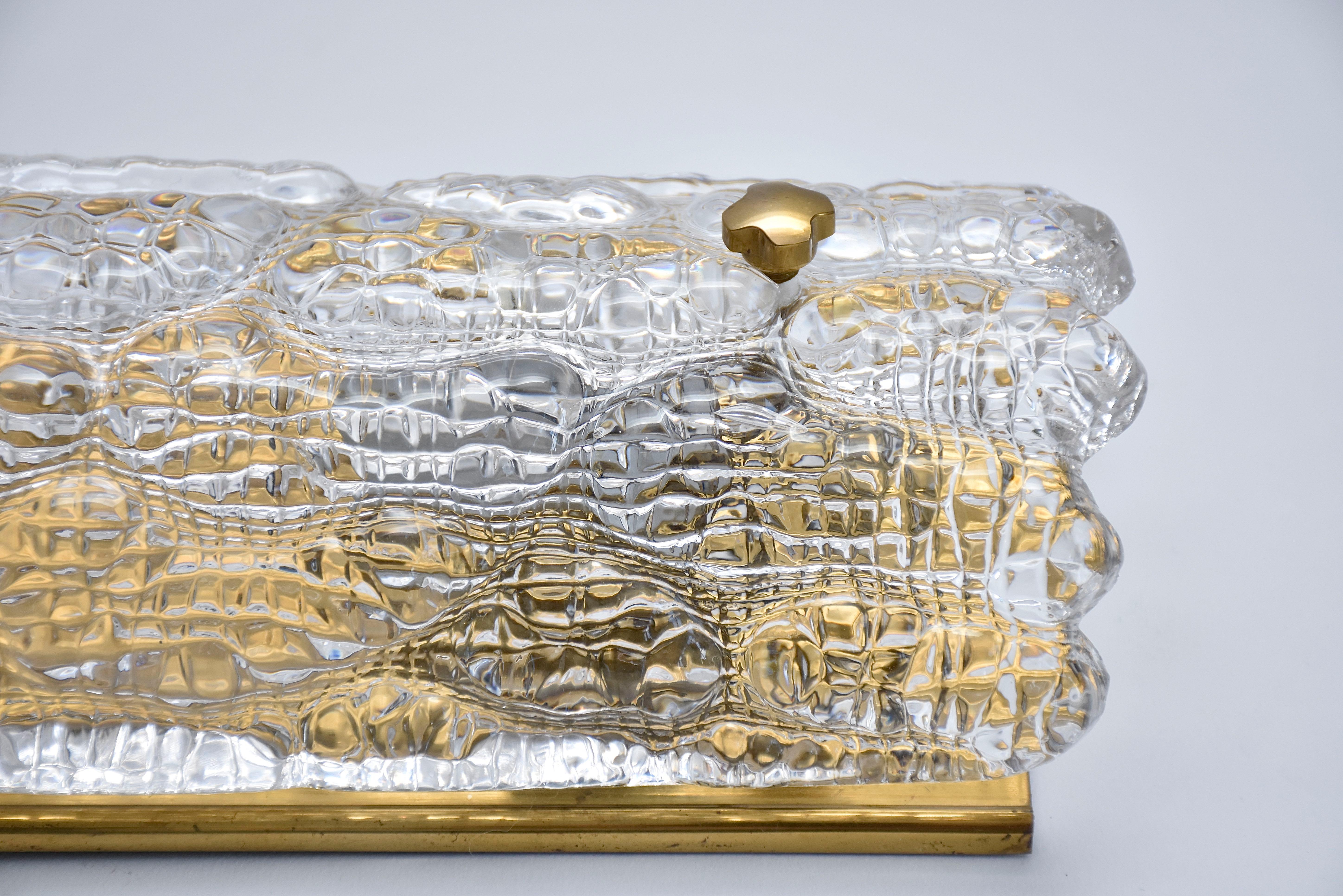 Un par de apliques de cristal y latón de mediados de siglo, de Carl Fagerlund Latón en venta