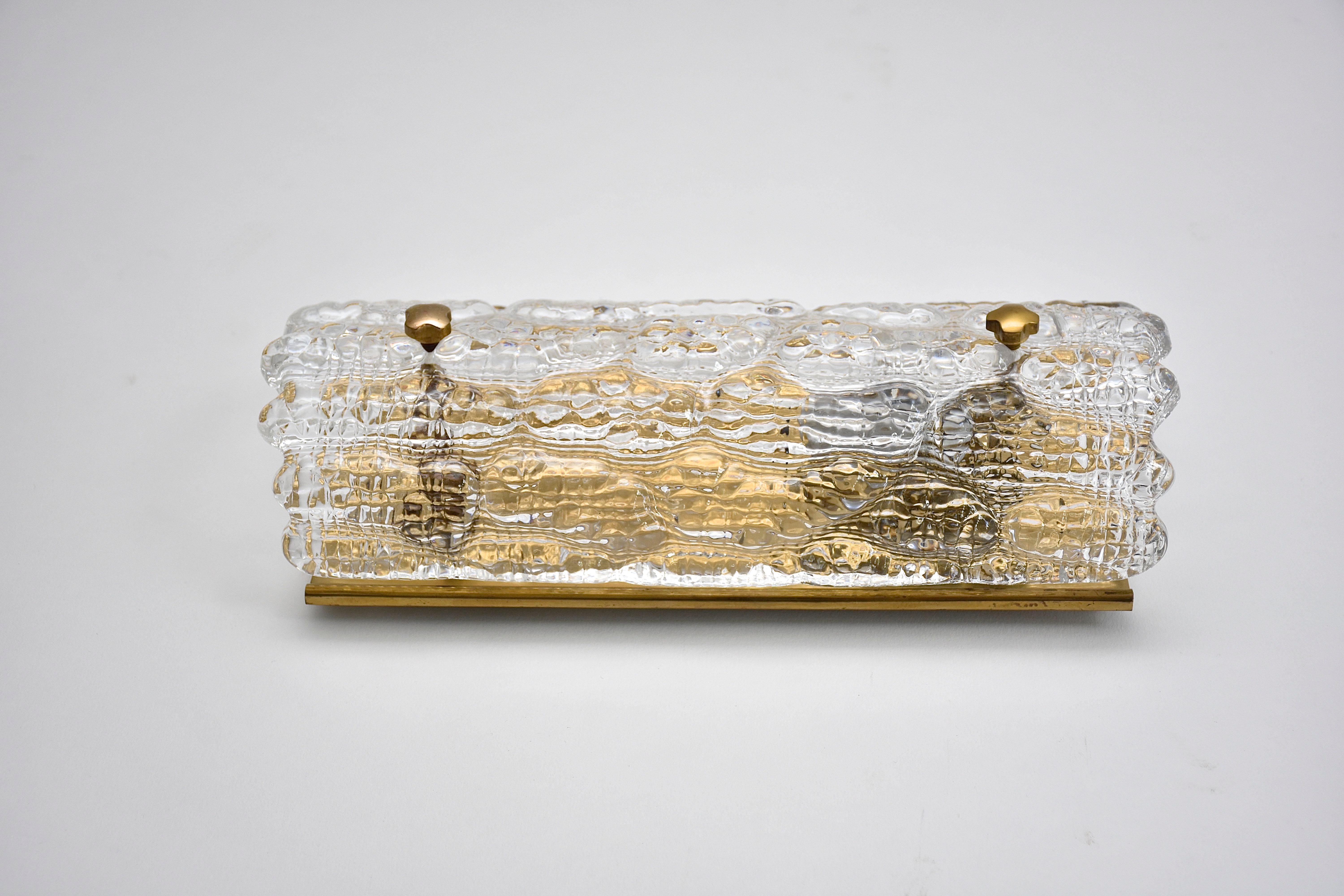 Un par de apliques de cristal y latón de mediados de siglo, de Carl Fagerlund en venta 1
