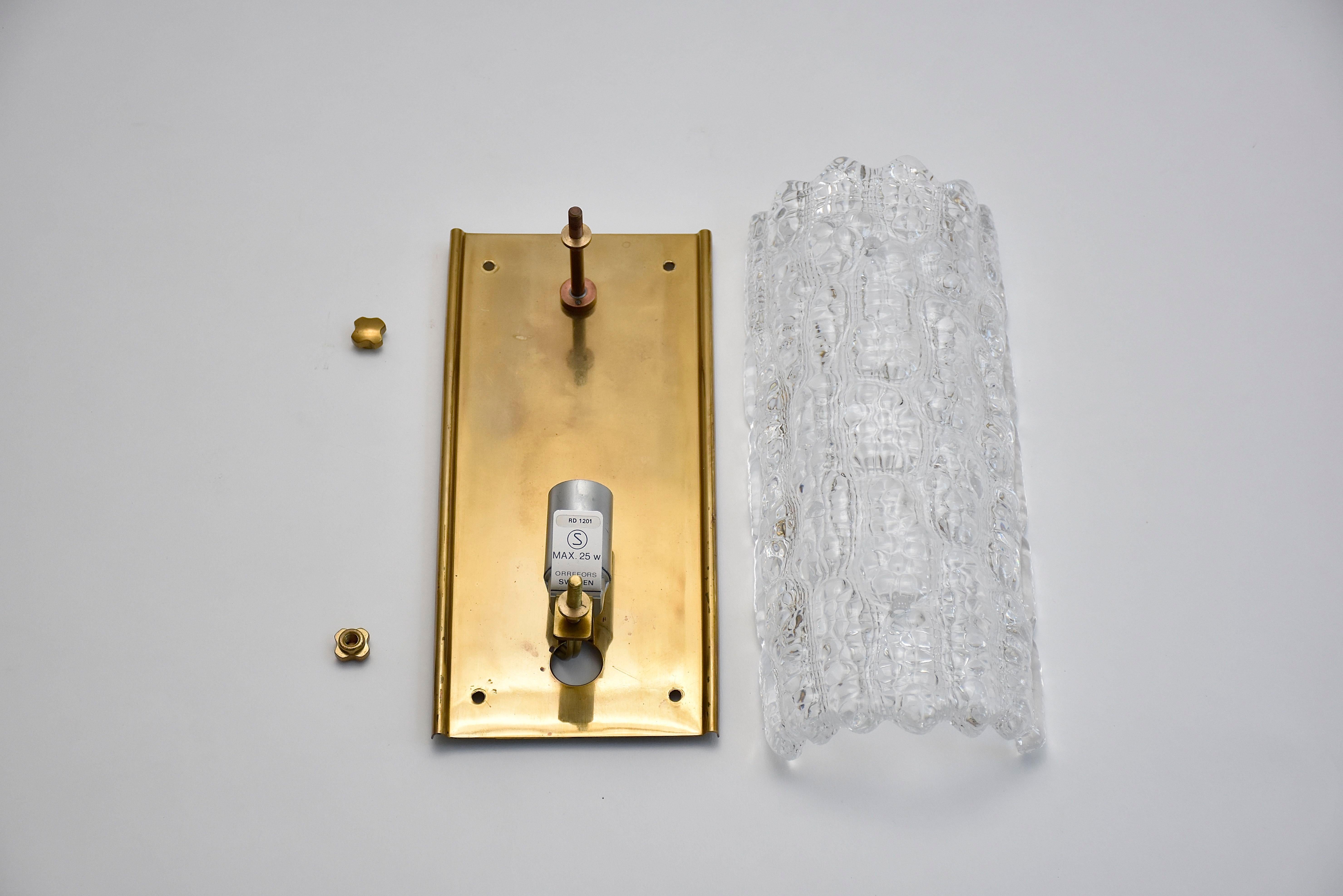 Un par de apliques de cristal y latón de mediados de siglo, de Carl Fagerlund en venta 2