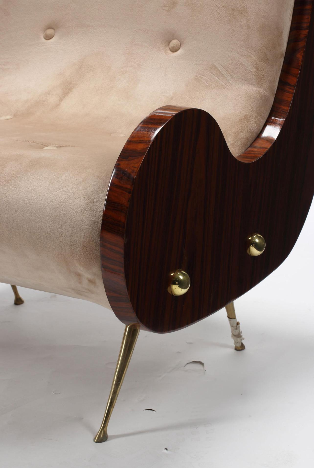 Pareja de tumbonas italianas de mediados de siglo en madera pulida y ante

Un llamativo par de sillones modernos de mediados de siglo, de elegantes líneas escultóricas y materiales lujosos. Las sillas presentan un armazón de madera curvada con chapa