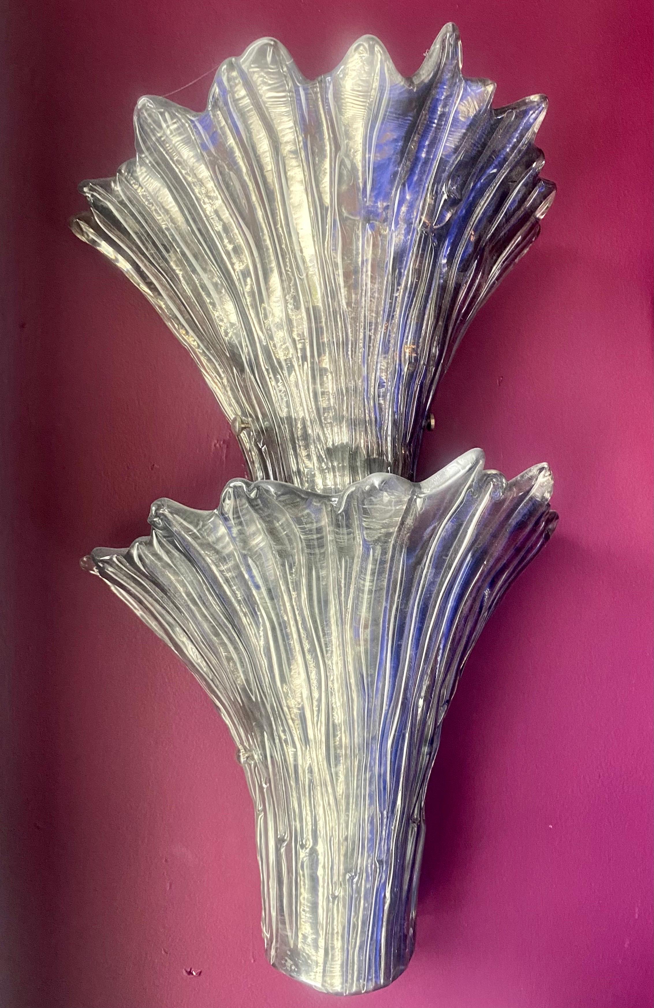 Una coppia di splendide applique in vetro di Murano soffiato. Le foglie di vetro sono argentate e ogni applique richiede 2 lampadine. Sono appena stati cablati per gli Stati Uniti. 