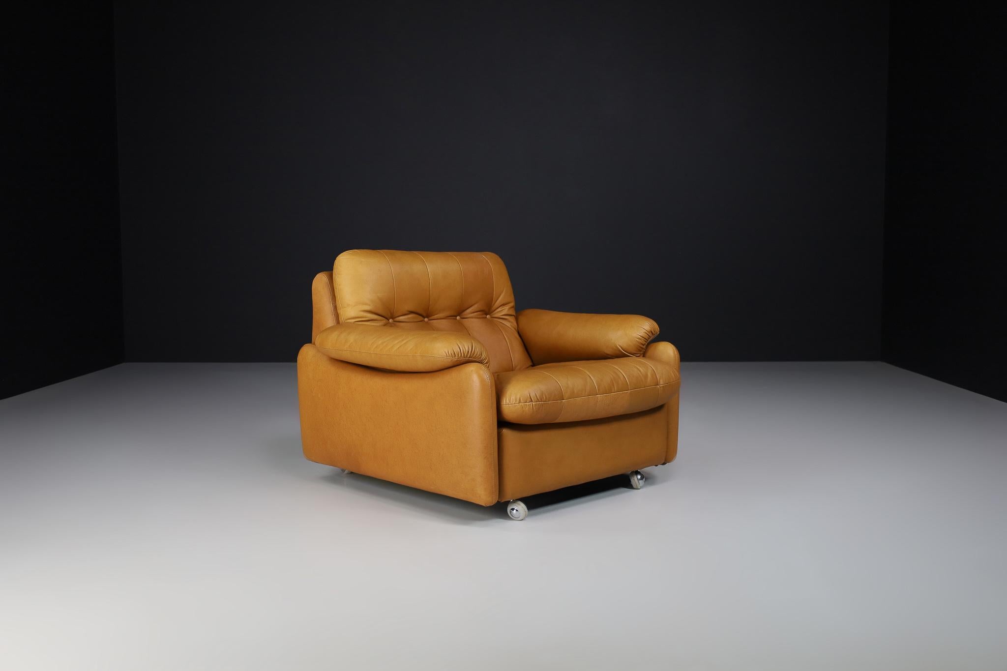 20ième siècle Paire de fauteuils de salon en cuir du milieu du siècle, France, années 1960 en vente
