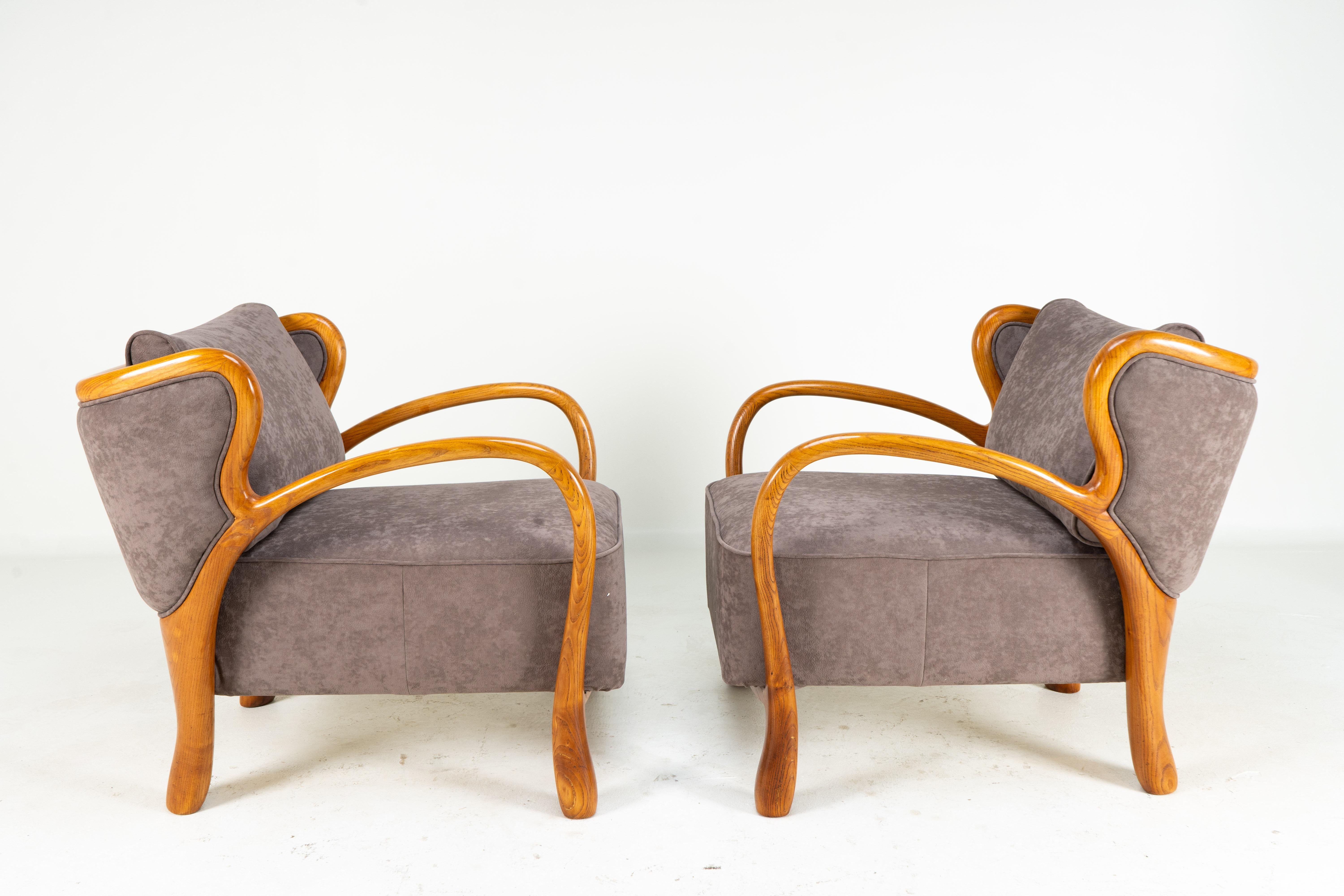 Ces chaises longues, vives et élancées, expriment le dynamisme et l'exubérance du design du milieu du siècle dernier. Les cadres sont en bois de hêtre massif, méticuleusement façonnés à la main dans un design expressif (et difficile à exécuter). 