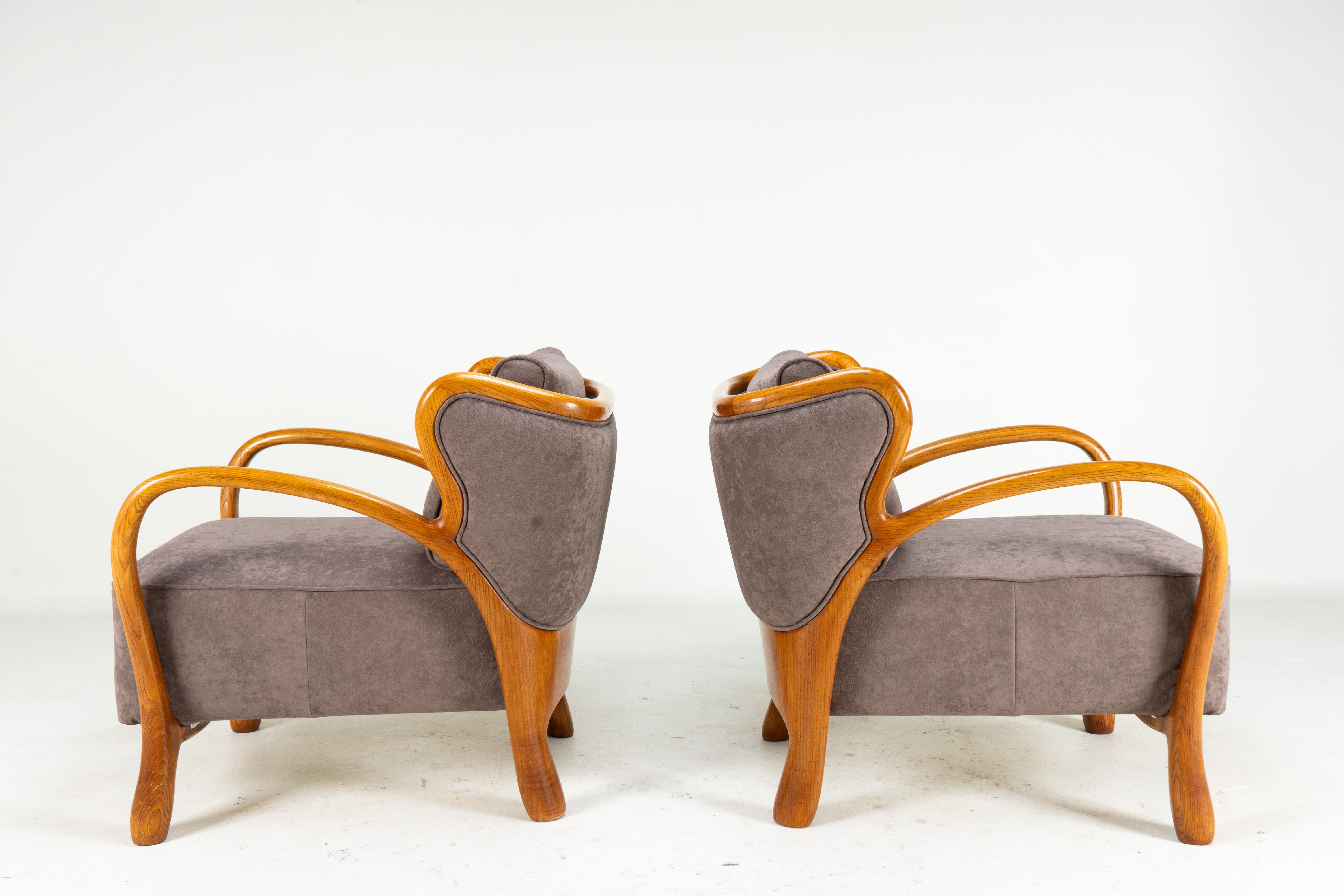 Français Paire de chaises longues du milieu du siècle avec accoudoirs en Wood Wood en vente