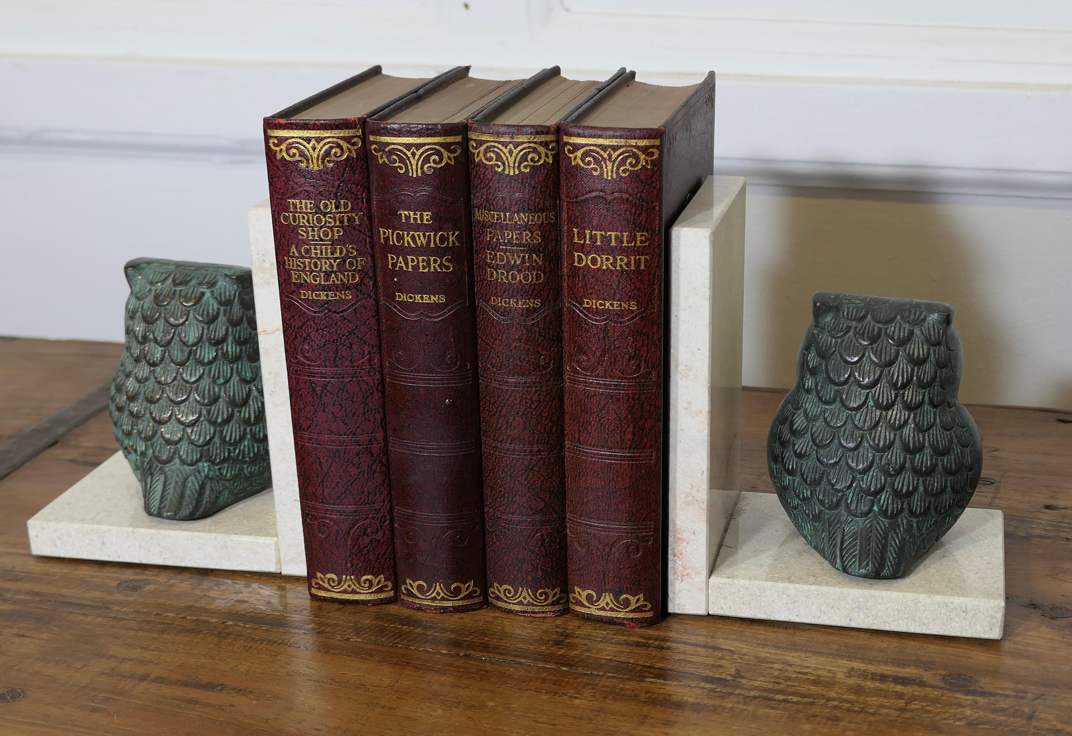Paire de serre-livres du milieu du siècle dernier en marbre et bronze  

Un ensemble très attrayant, les extrémités sont lourdes et fabriquées en marbre, un hibou en bronze est placé sur chacune d'elles, elles sont bien équilibrées pour tenir les
