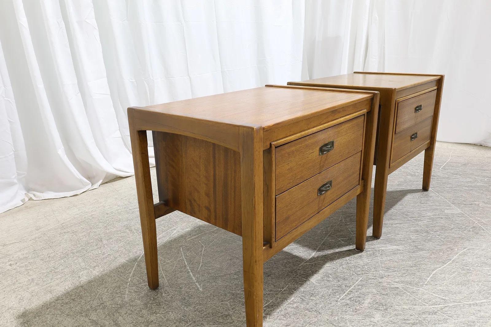 A Pair of Mid Century Modern 2 Drawer Walnut Night Stands by Drexel In Good Condition For Sale In Elkton, MD