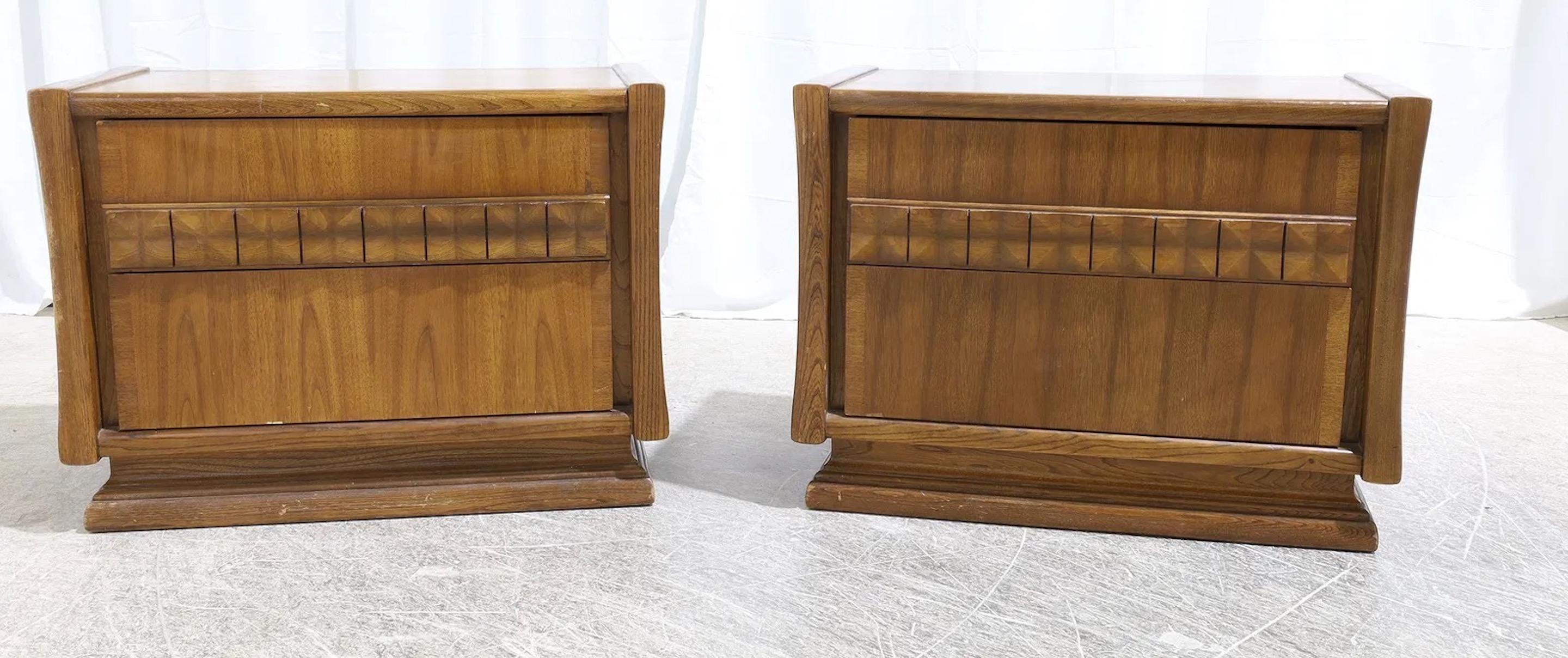 Un par de mesillas de noche vintage de nogal, de la década de 1960. Cada mesilla incluye dos cajones de deslizamiento suave que ofrecen un amplio espacio de almacenamiento junto a la cama.
