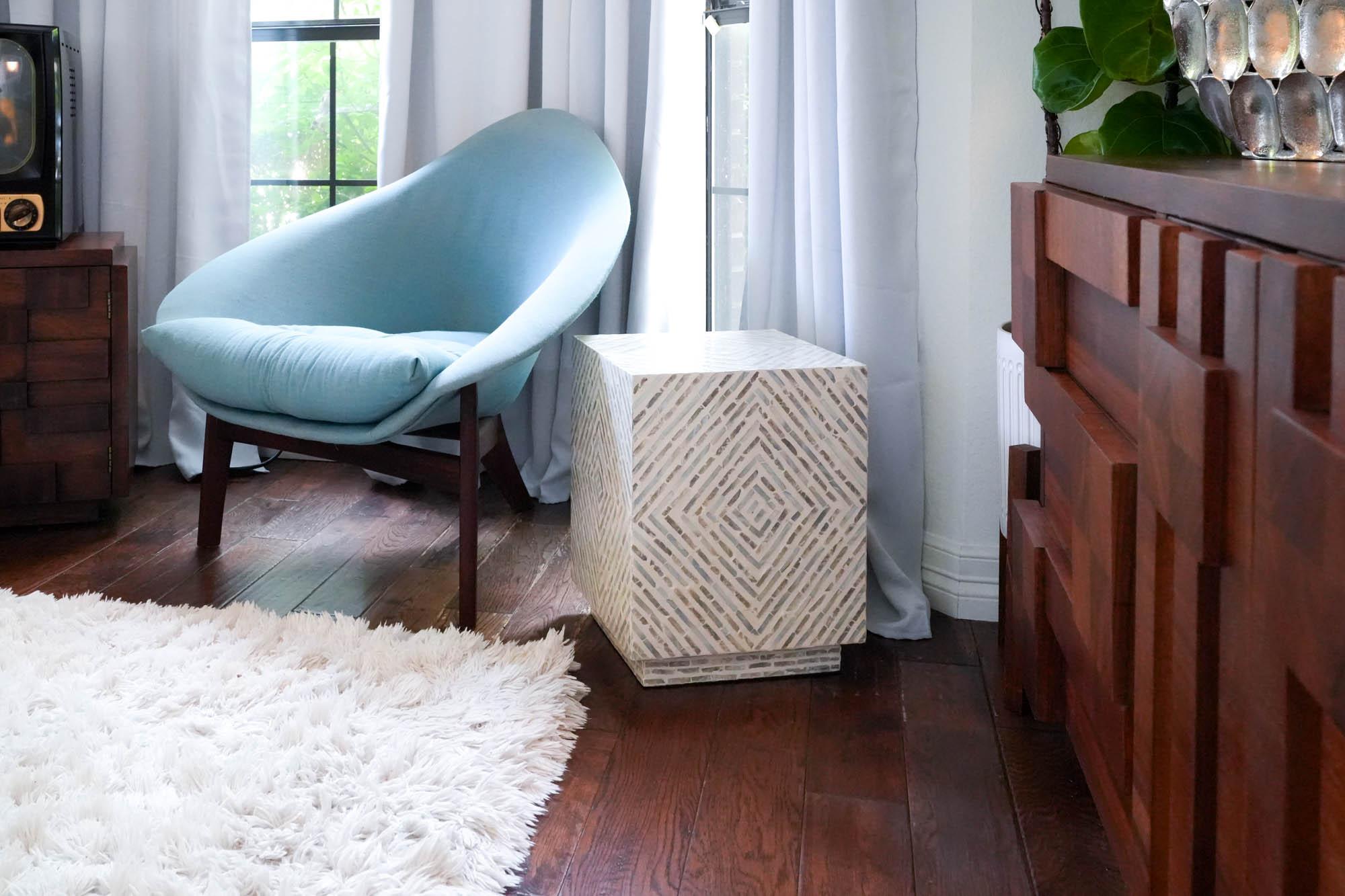 Rehaussez votre intérieur avec cette paire de tables d'appoint de style moderne du milieu du siècle dernier, chacune présentant une incrustation éblouissante de carreaux d'abalone et de nacre. L'irisation naturelle des accents de coquillage capte la