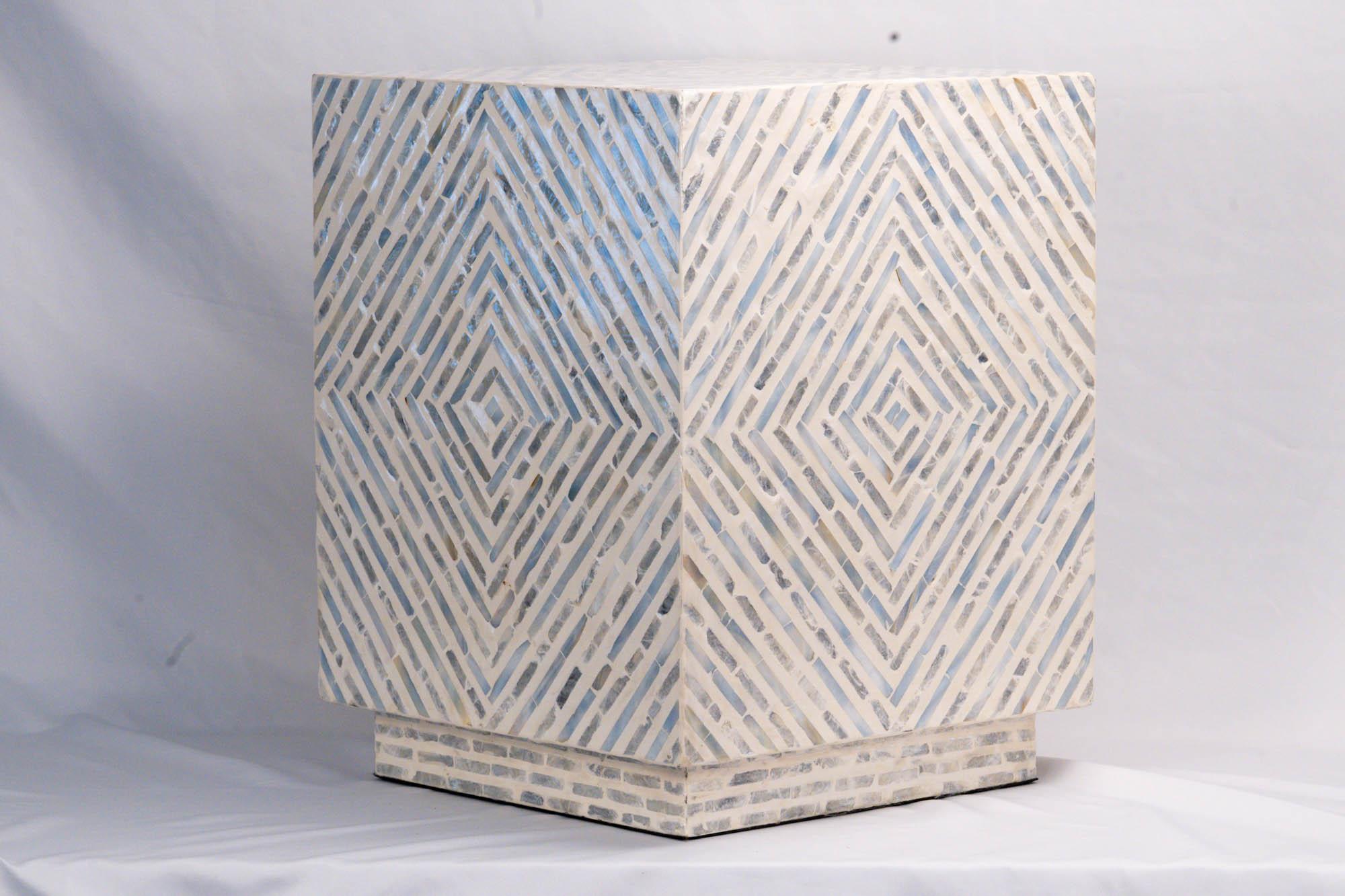 Émaillé Paire de tables d'appoint en ormeau et incrustation de nacre, de style The Modernity en vente