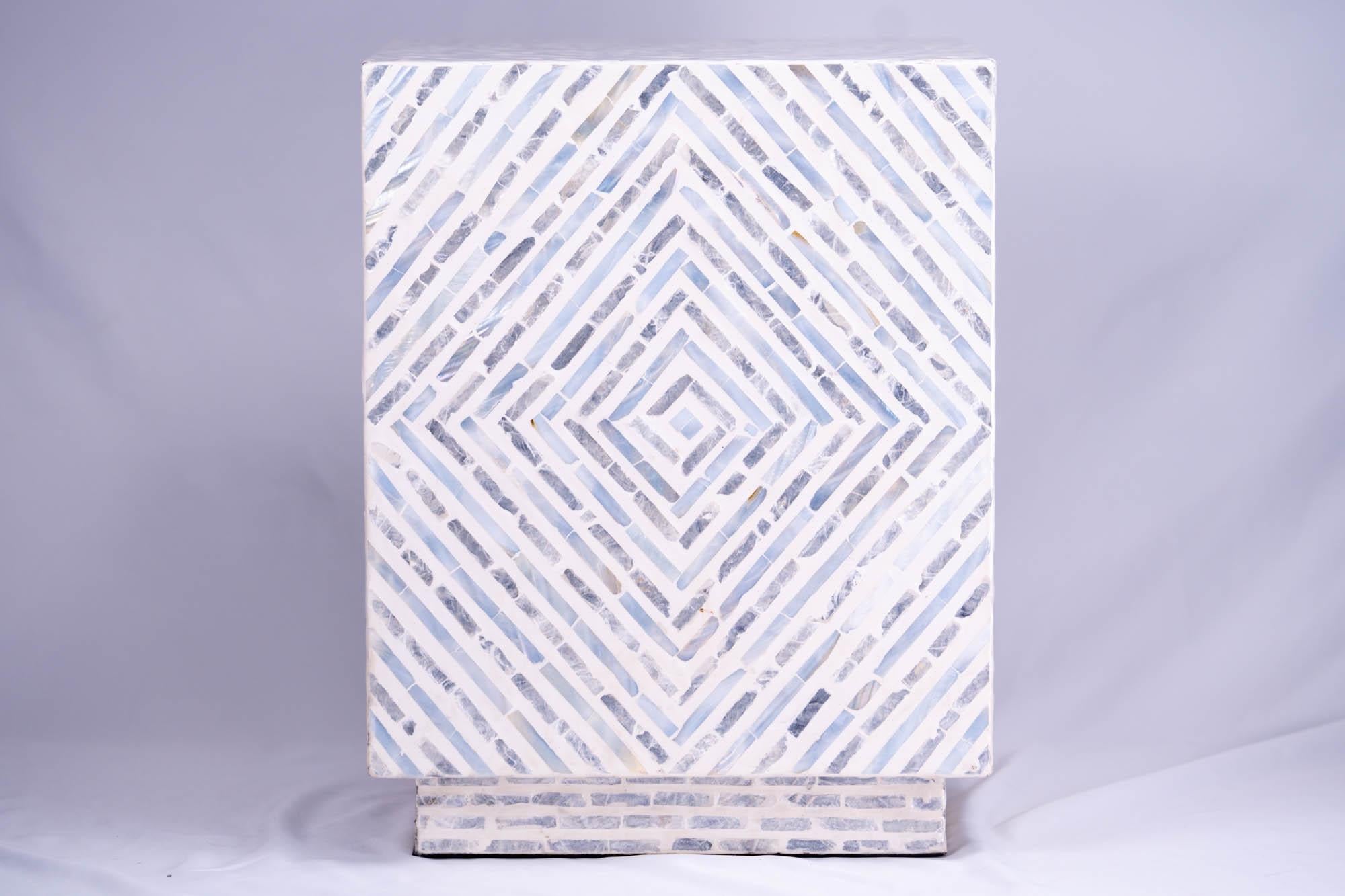 Coquillage Paire de tables d'appoint en ormeau et incrustation de nacre, de style The Modernity en vente