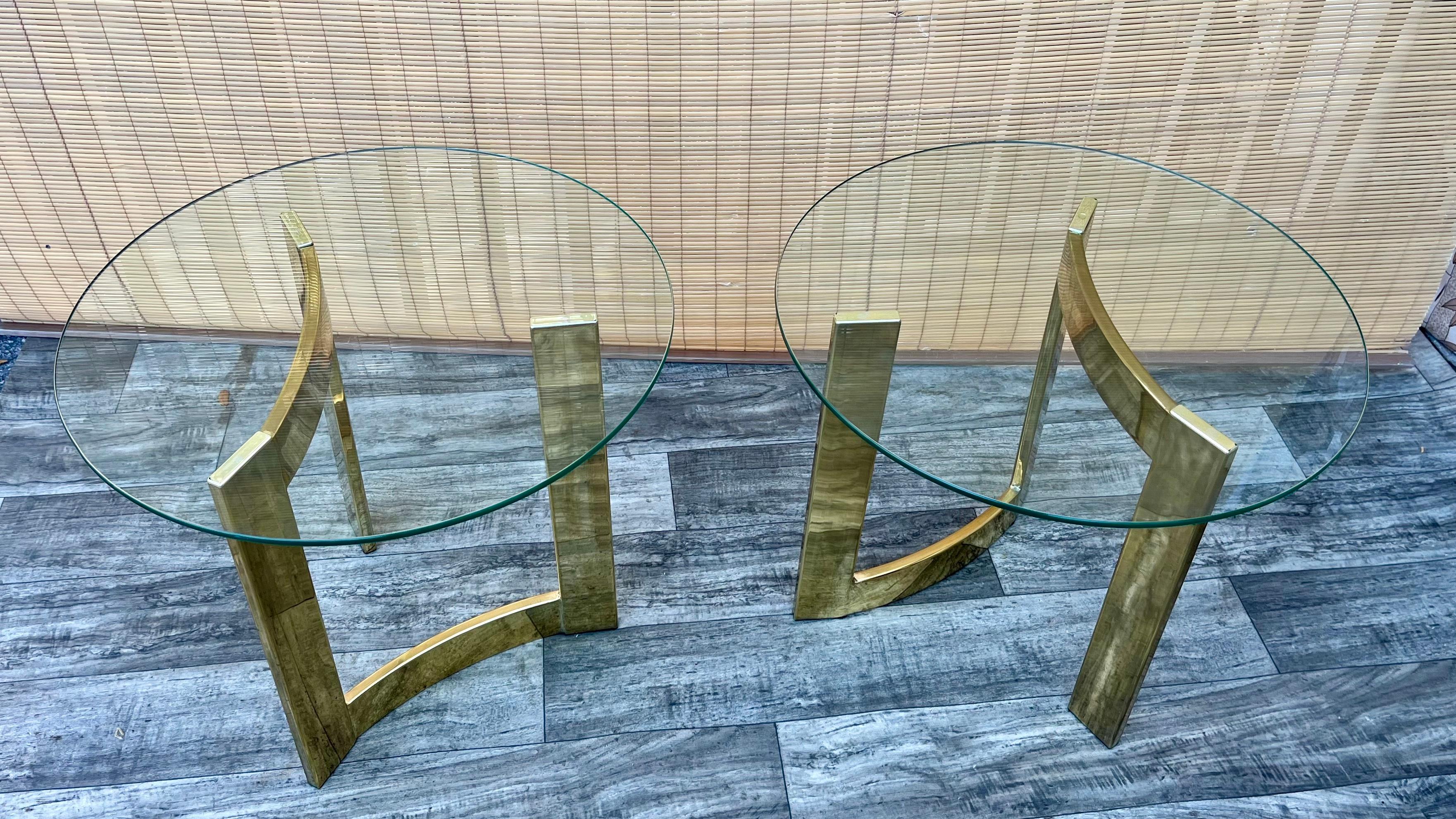 Plaqué Paire de tables en laiton de style Milo Baughman, datant du milieu du siècle dernier C. 1970s en vente