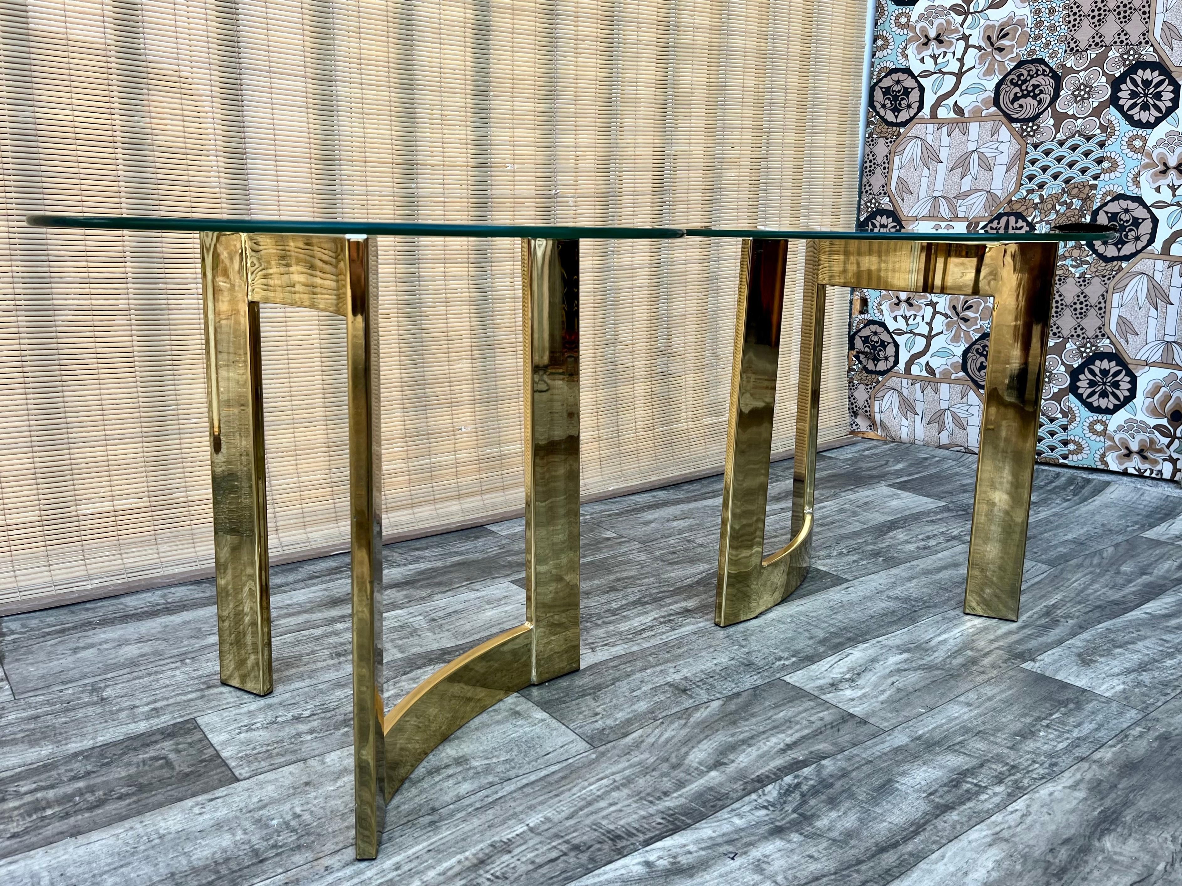 A Pair of Mid Century Modern Brass Tables in the Milo Baughman Style. C. 1970s In Good Condition In Miami, FL