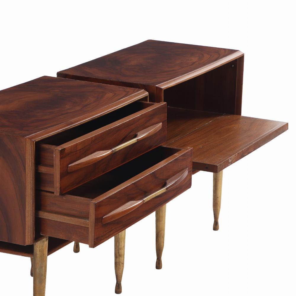 Mid-Century Modern Paire de tables d'appoint en noyer de ronce, A.I.C. C. 1960. en vente