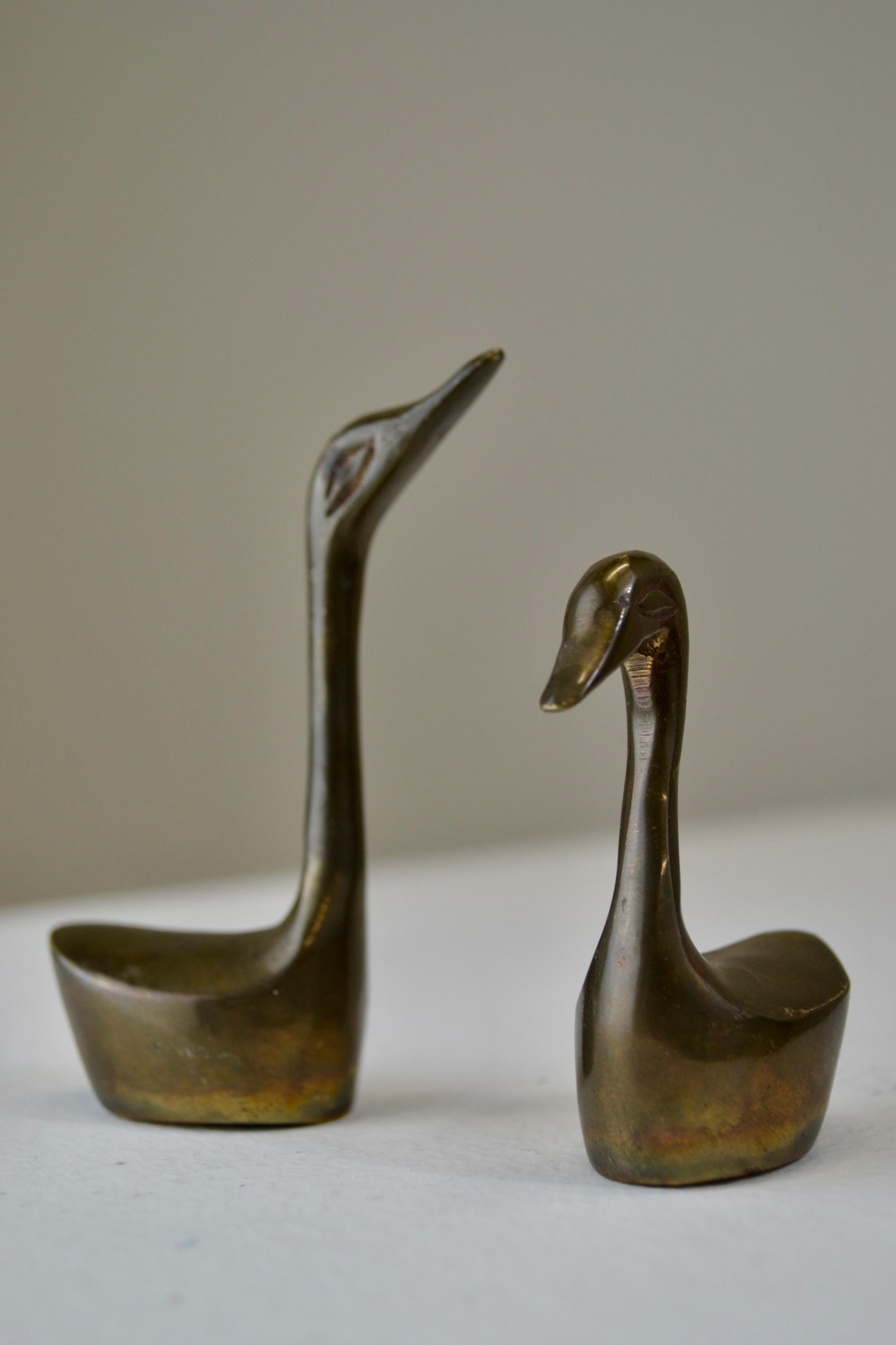 Bronzo Coppia di figurine di anatre in bronzo fuso della metà del secolo scorso, circa anni '70. in vendita