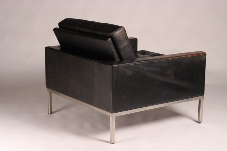 Mid-20th Century Pair of Mid-Century Modern Club Leather Armchairs by Designer Robin Day For Sale