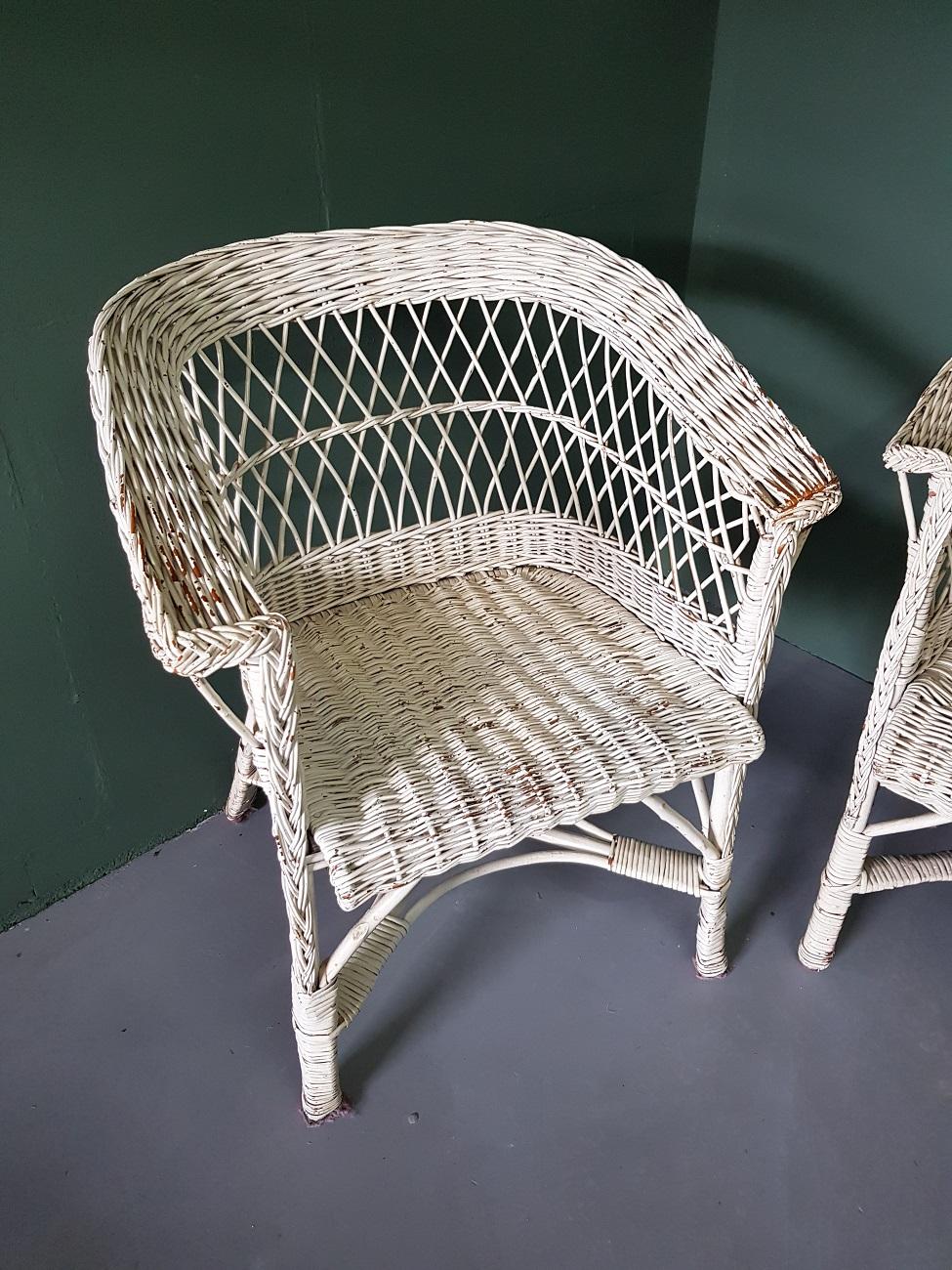 A pair of vintage white wicker garden chairs with wear consistent by age and use but not broken, these are from the years 1960s-1970s.

The measurements are:
Depth 43 cm/ 16.9 inch.
Width 63 cm/ 24.8 inch.
Height 81 cm/ 31.8 inch.
Seat height
