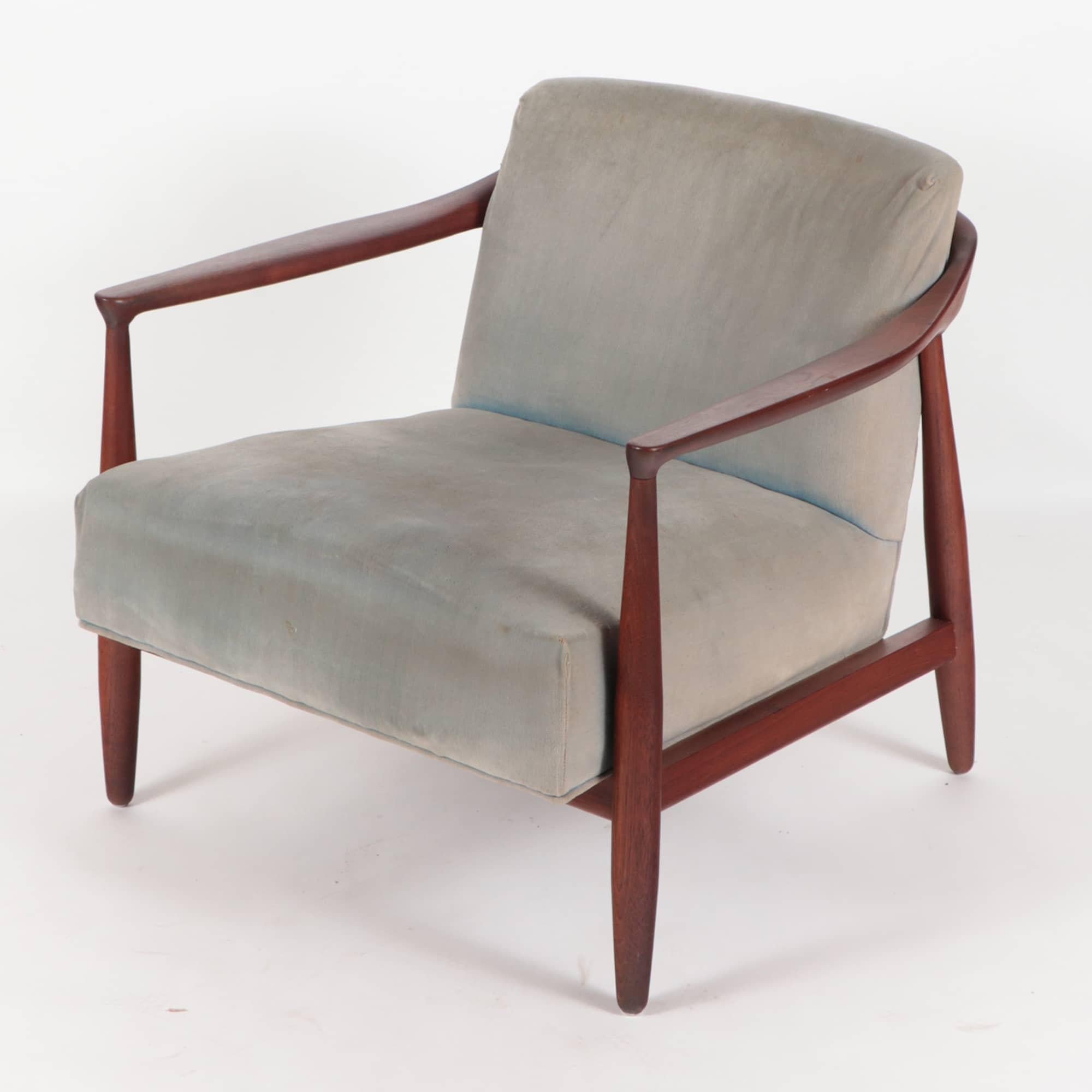 A beautiful set of two lounge chairs with exceptional lines, a low profile design and very well built. Designed by Erwin-Lambeth for Tomlinson in the 1950s. Mahogany frame.
