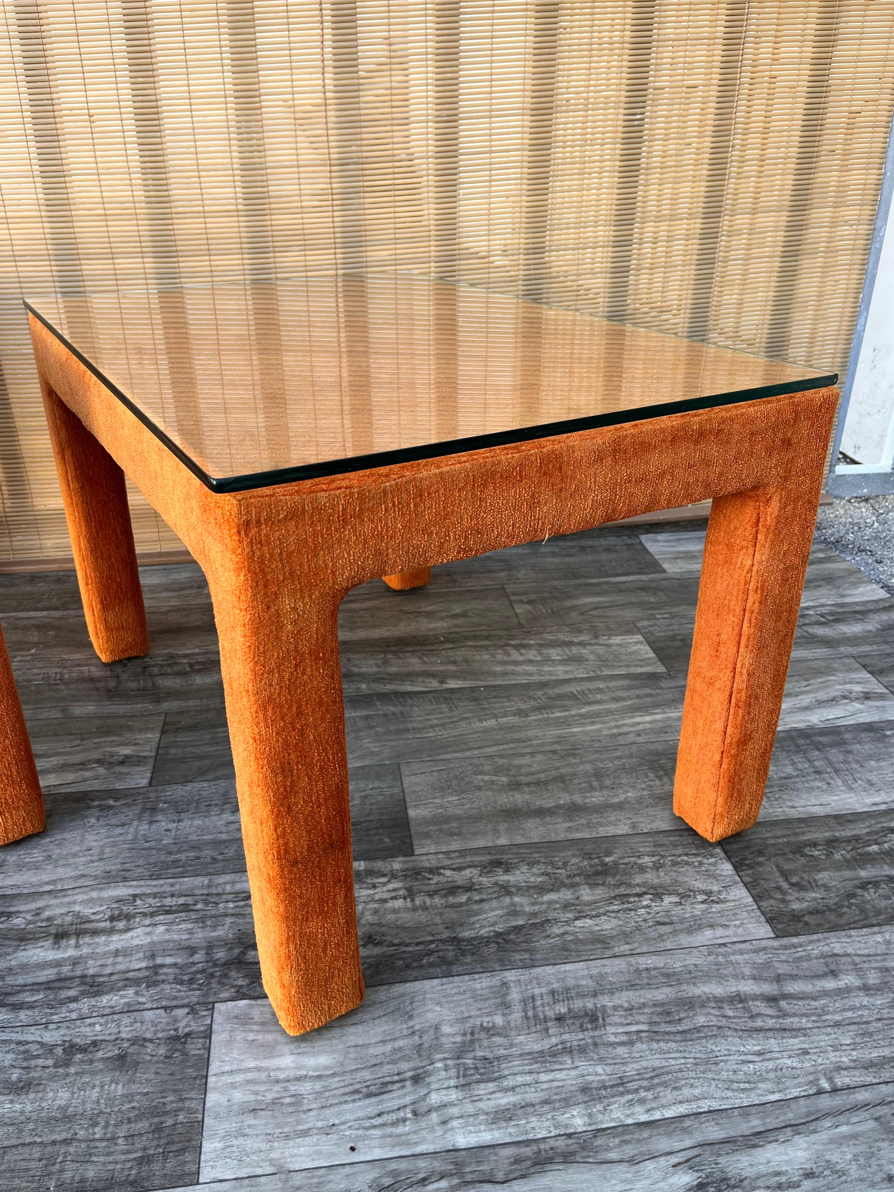 Paire de tables d'appoint entièrement rembourrées de style mi-siècle moderne, vers 1970 en vente 4