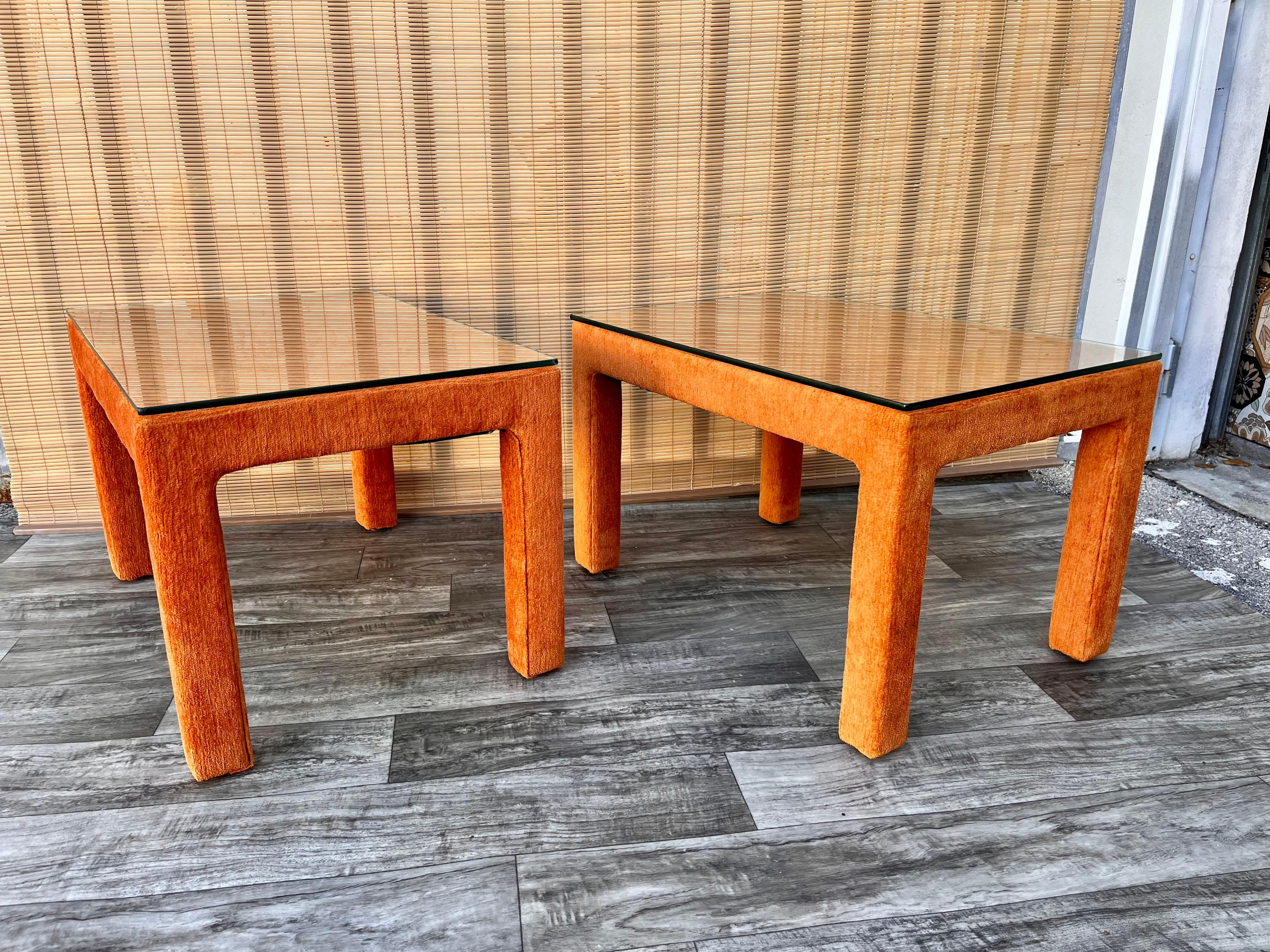 Tissu d'ameublement Paire de tables d'appoint entièrement rembourrées de style mi-siècle moderne, vers 1970 en vente