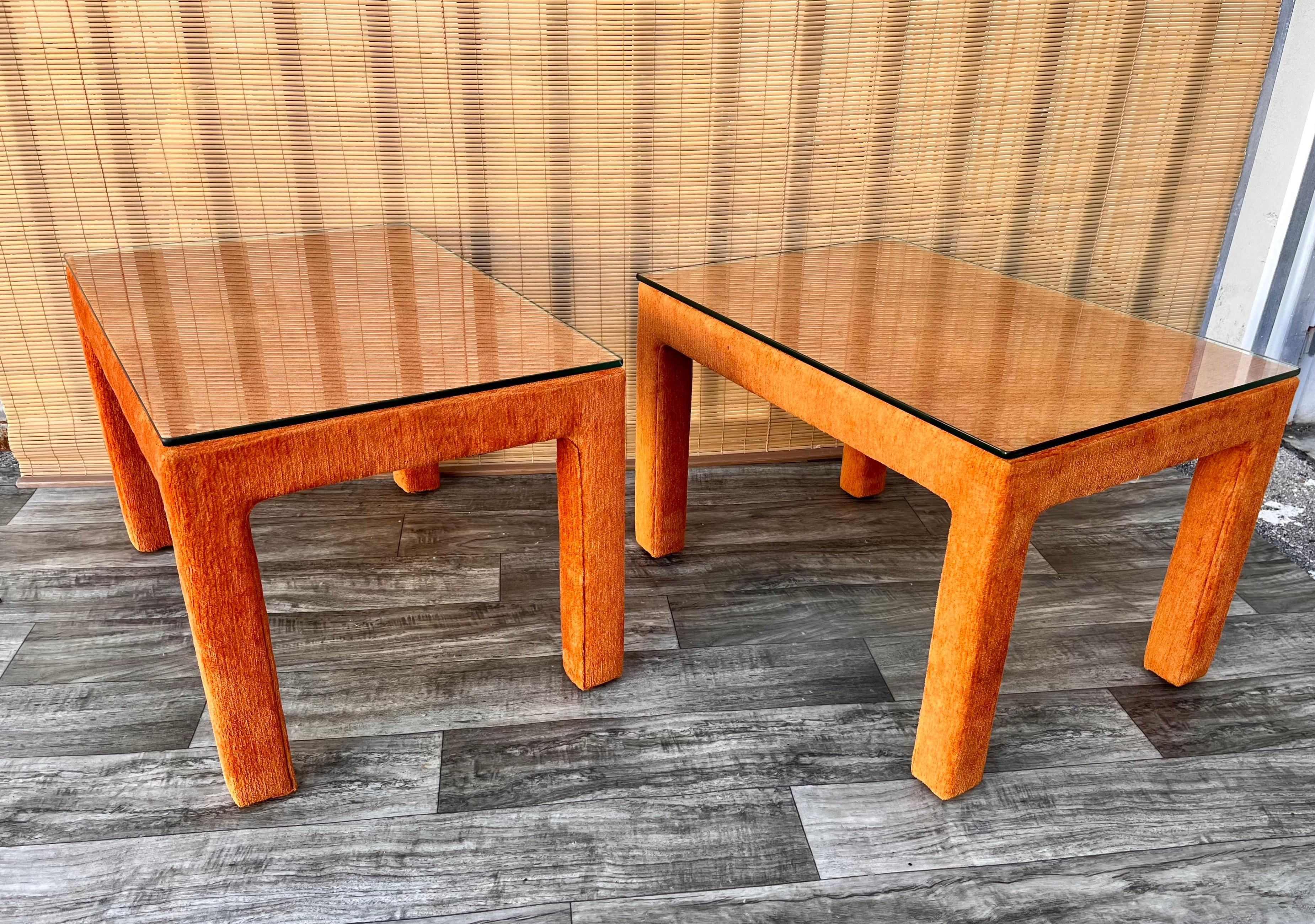 Paire de tables d'appoint entièrement rembourrées de style mi-siècle moderne, vers 1970 en vente 1