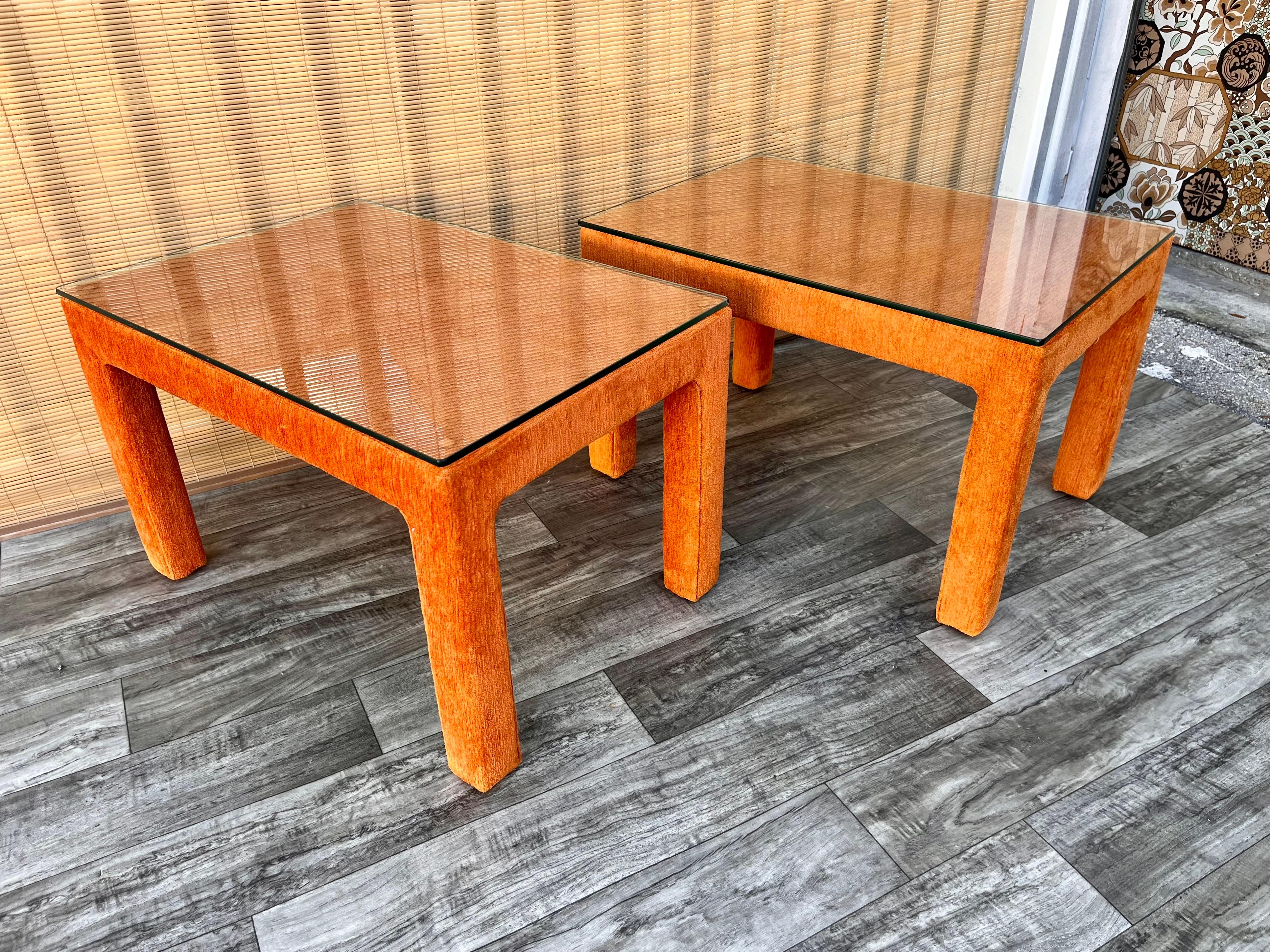 Paire de tables d'appoint entièrement rembourrées de style mi-siècle moderne, vers 1970 en vente 2