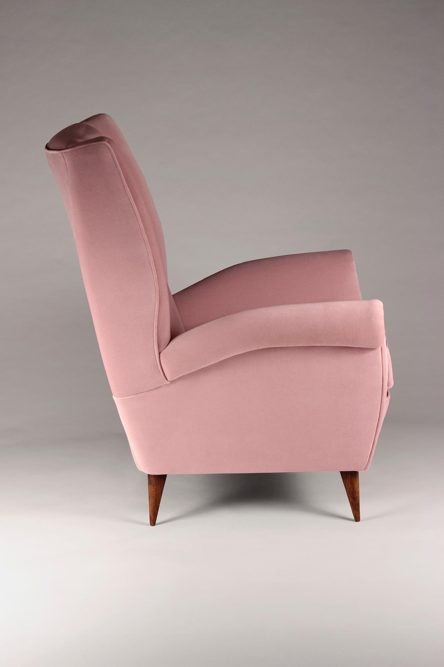 The high back lounge chair ‘Marcello’ was inspired by stylish Italian Design from the 1950s and is now created by English craftsman for the 21st century. We developed a Lounge chair with the option of producing any number to your fabric