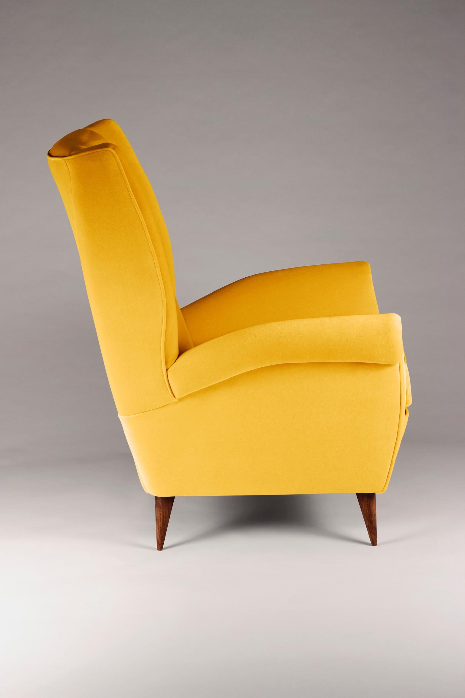 Contemporary Pair of Mid-Century Modern Inspired Italian Style ‘Marcello’ Lounge Chairs For Sale