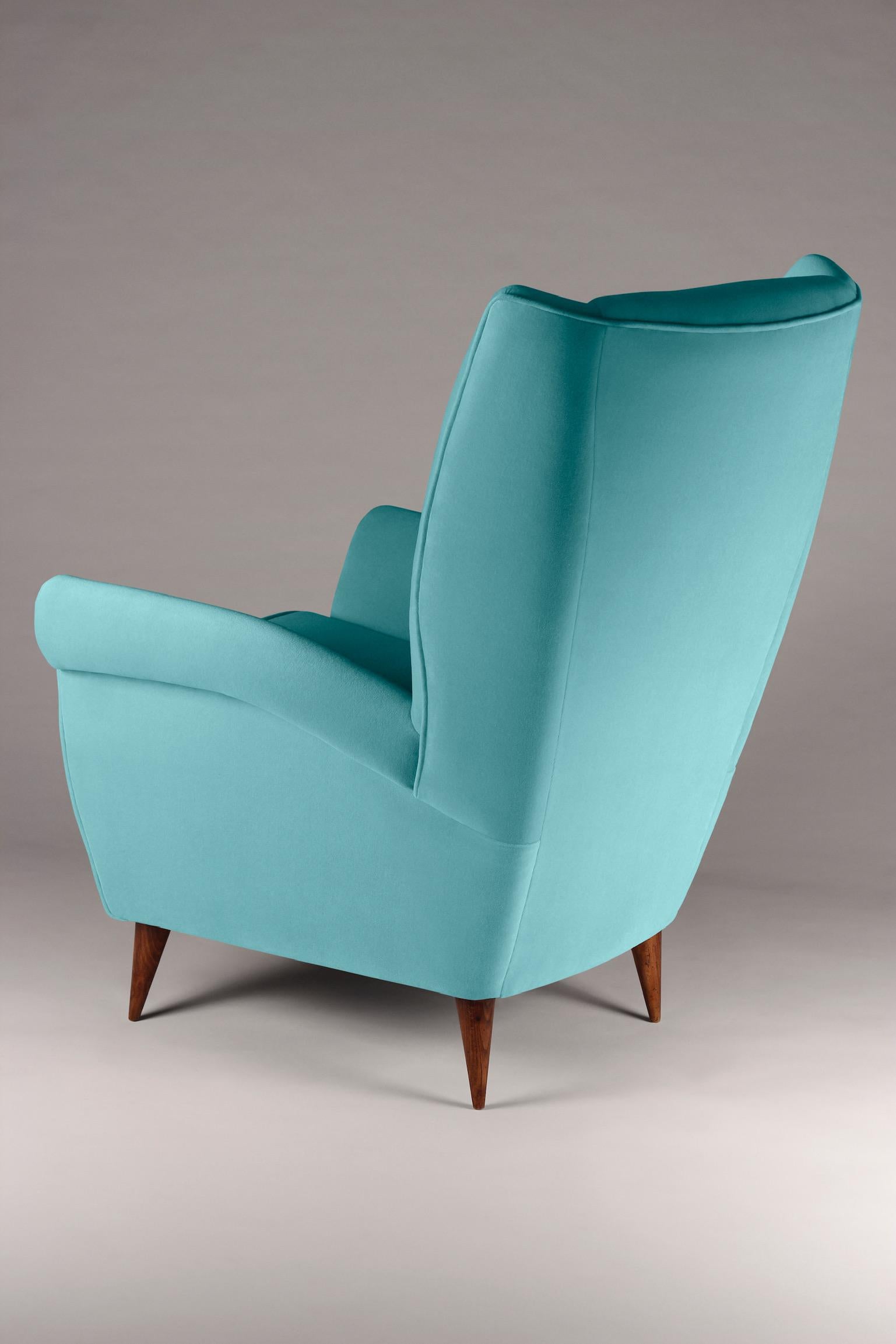 The high back lounge chair ‘Marcello’ was inspired by stylish Italian design from the 1950s and is now created by English craftsman for the 21st century. We developed a lounge chair with the option of producing any number to your fabric