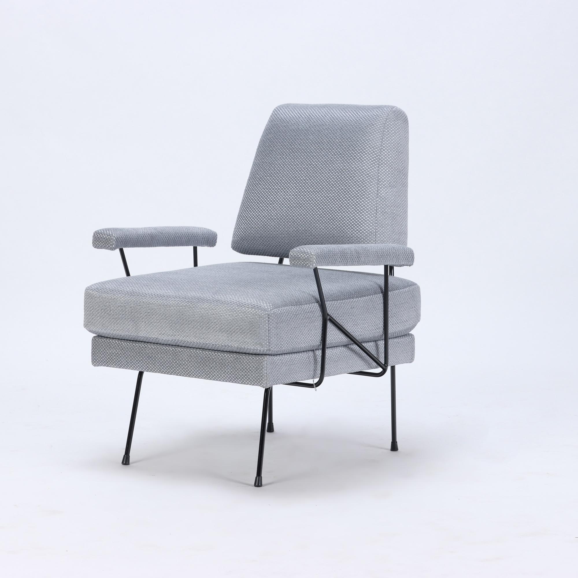 Una coppia di sedie in ferro del Mid Century Modern.
 Rivestito con materiali e tessuti pregiati.