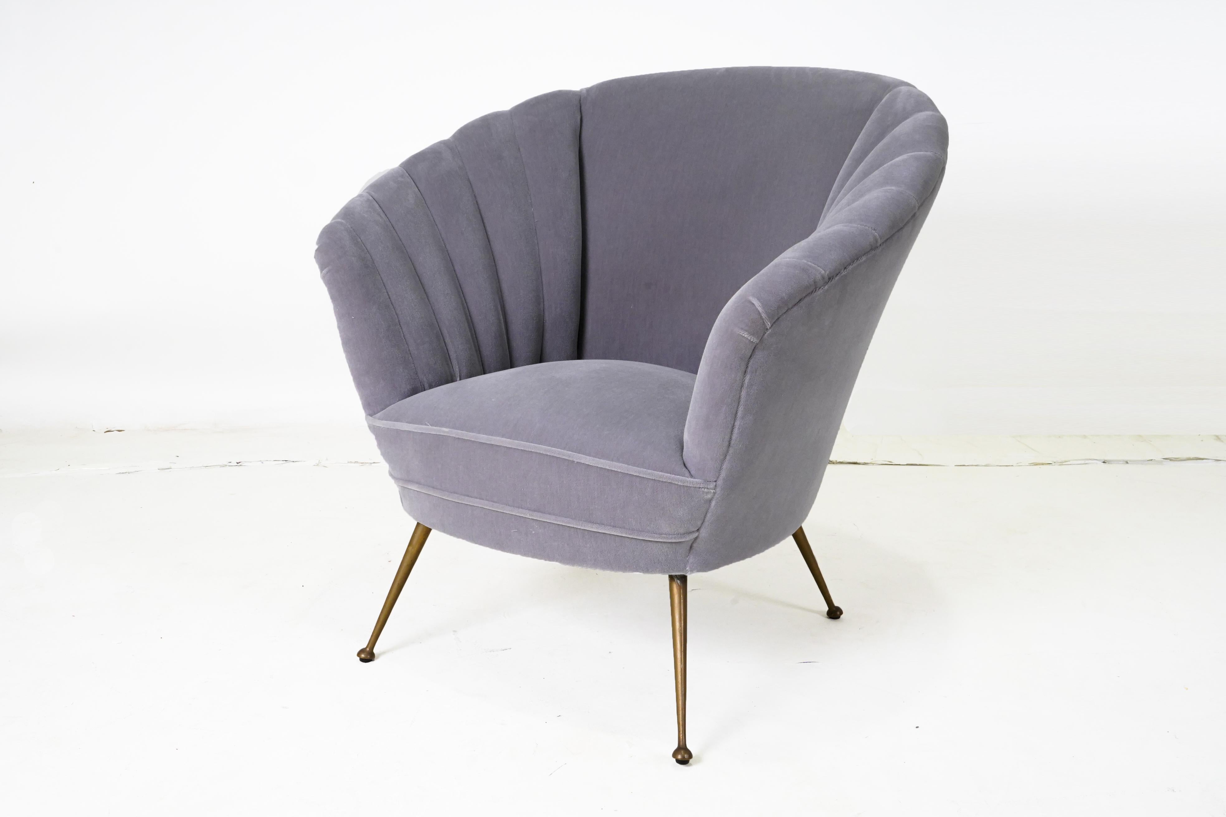 Diese stilvollen Mid-Century-Sessel wurden in den 1950er Jahren in Italien hergestellt. Sie zeichnen sich durch eine sanft geneigte, tonnenförmige Rückenlehne mit schöner Rillenstruktur aus. Die Stühle stehen auf spitz zulaufenden, zylindrischen,