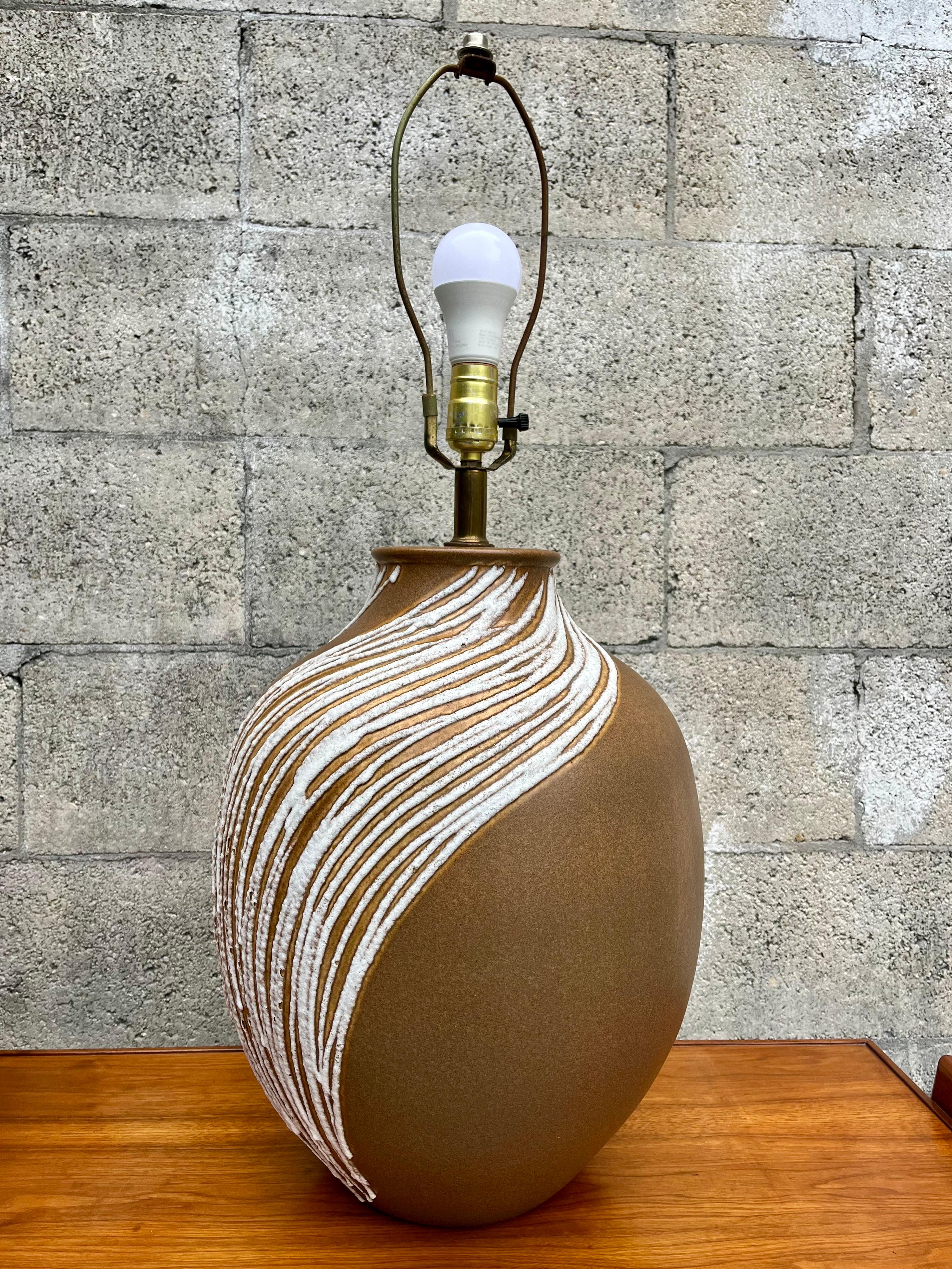 Pareja de grandes lámparas de cerámica vidriada de lava modernas de mediados de siglo. Alrededor de 1960 en venta 3