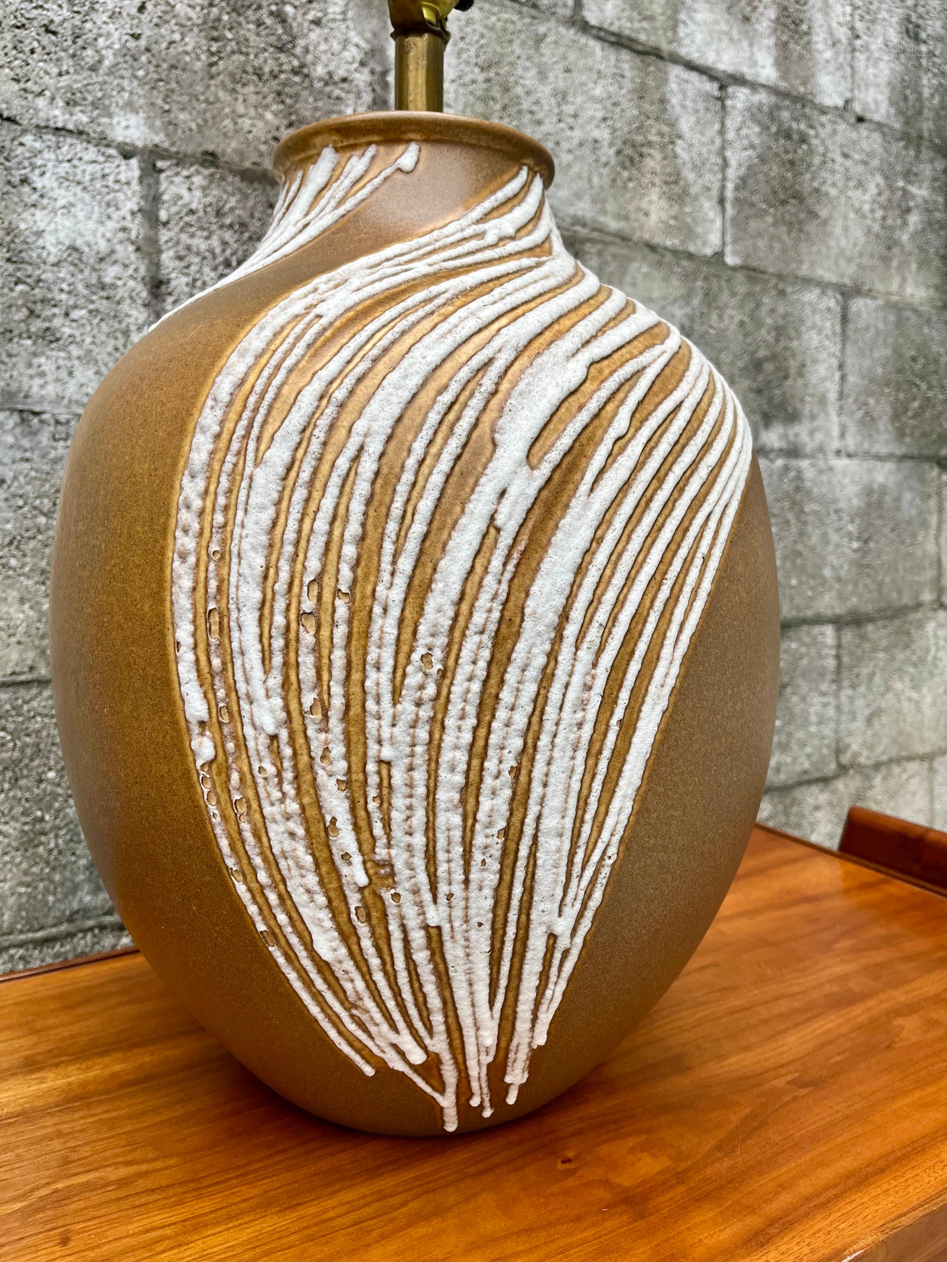 Pareja de grandes lámparas de cerámica vidriada de lava modernas de mediados de siglo. Alrededor de 1960 en venta 7