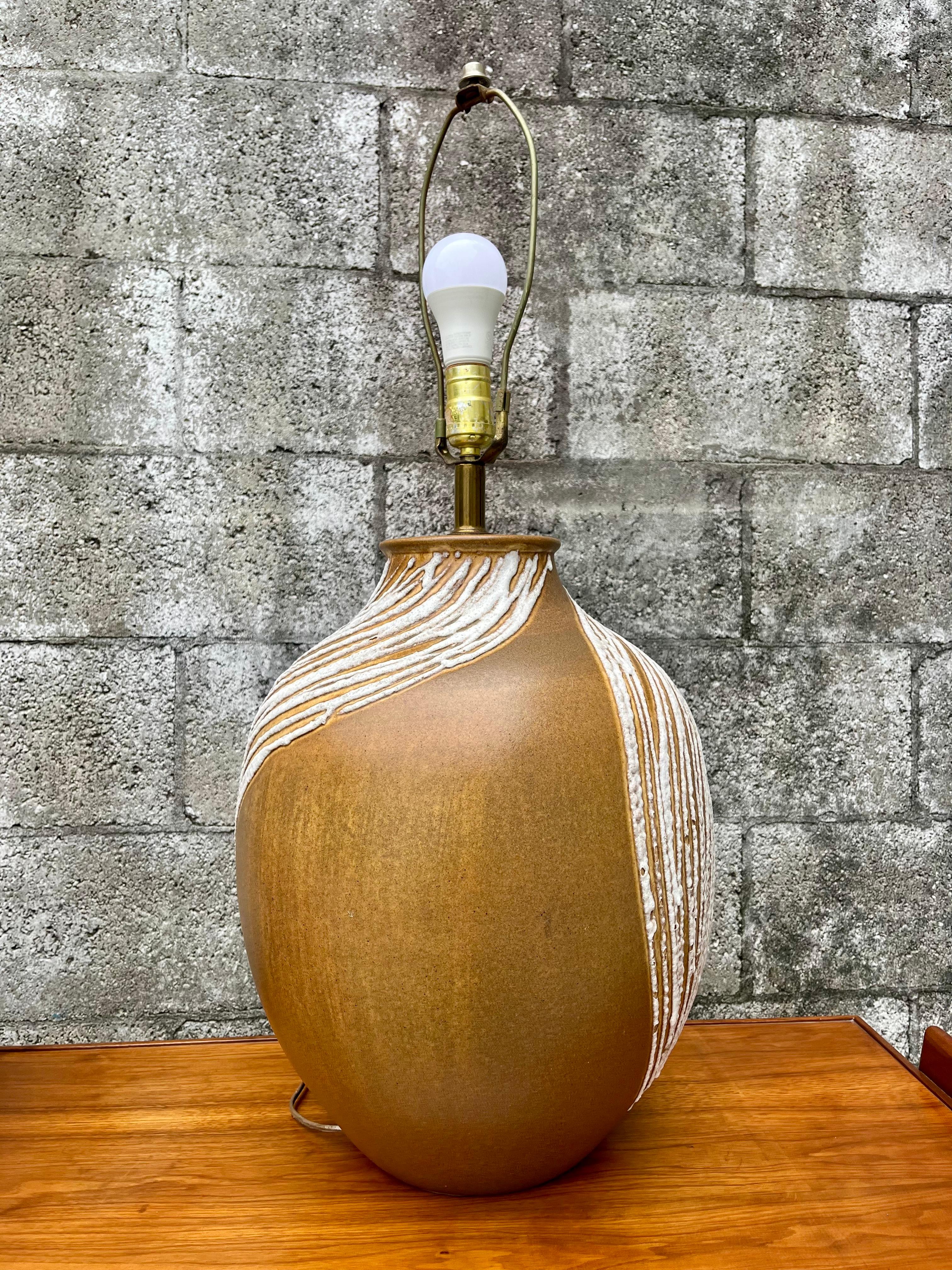 Pareja de grandes lámparas de cerámica vidriada de lava modernas de mediados de siglo. Alrededor de 1960 en venta 8