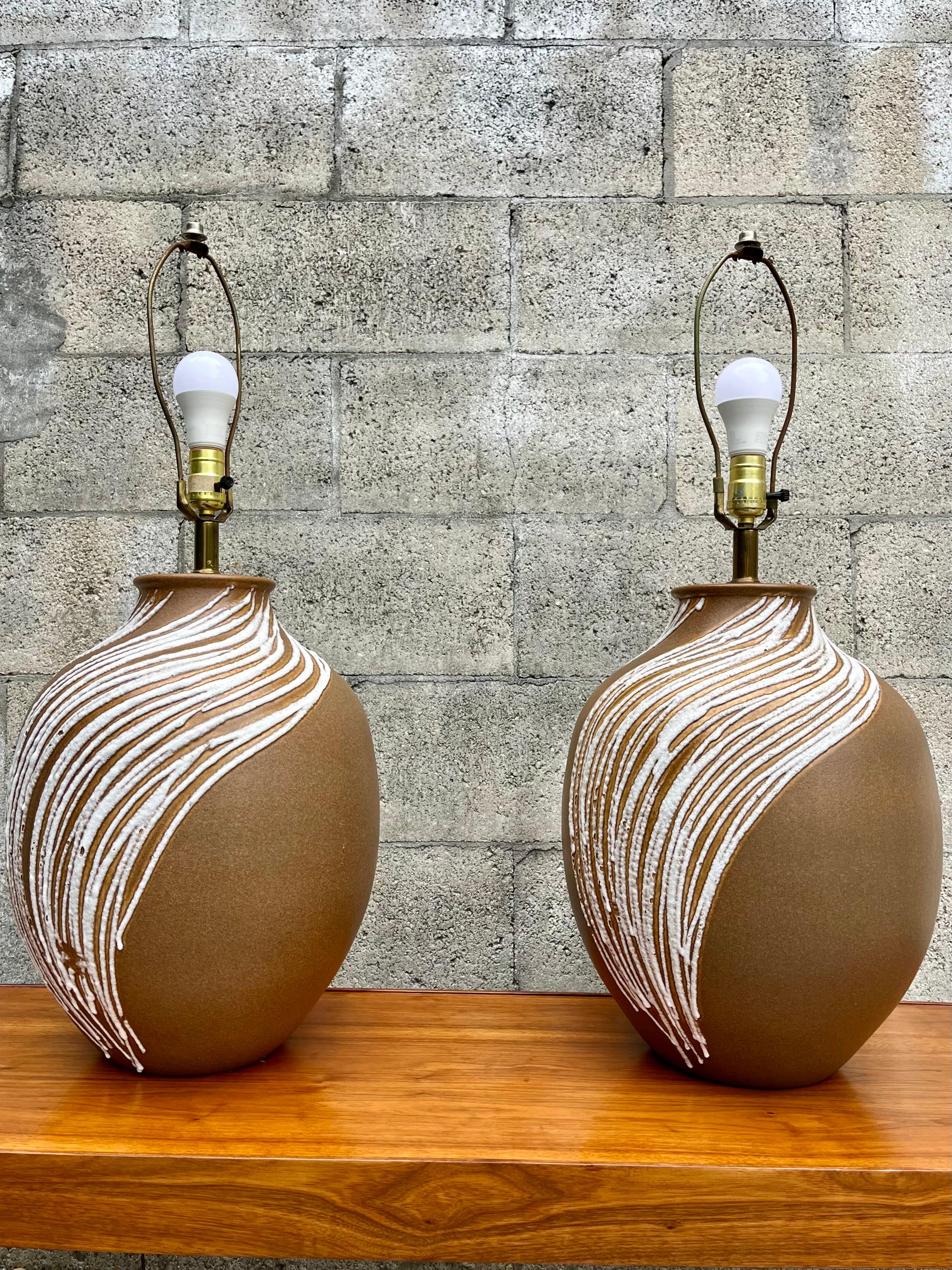 Un par de Vintage  Lámparas grandes de cerámica esmaltada de lava, modernas de mediados de siglo. Alrededor de 1960 
Presentan bases redondeadas y voluptuosas de cerámica en tonos marrón mate terroso con decoraciones de goterón esmaltado en lava