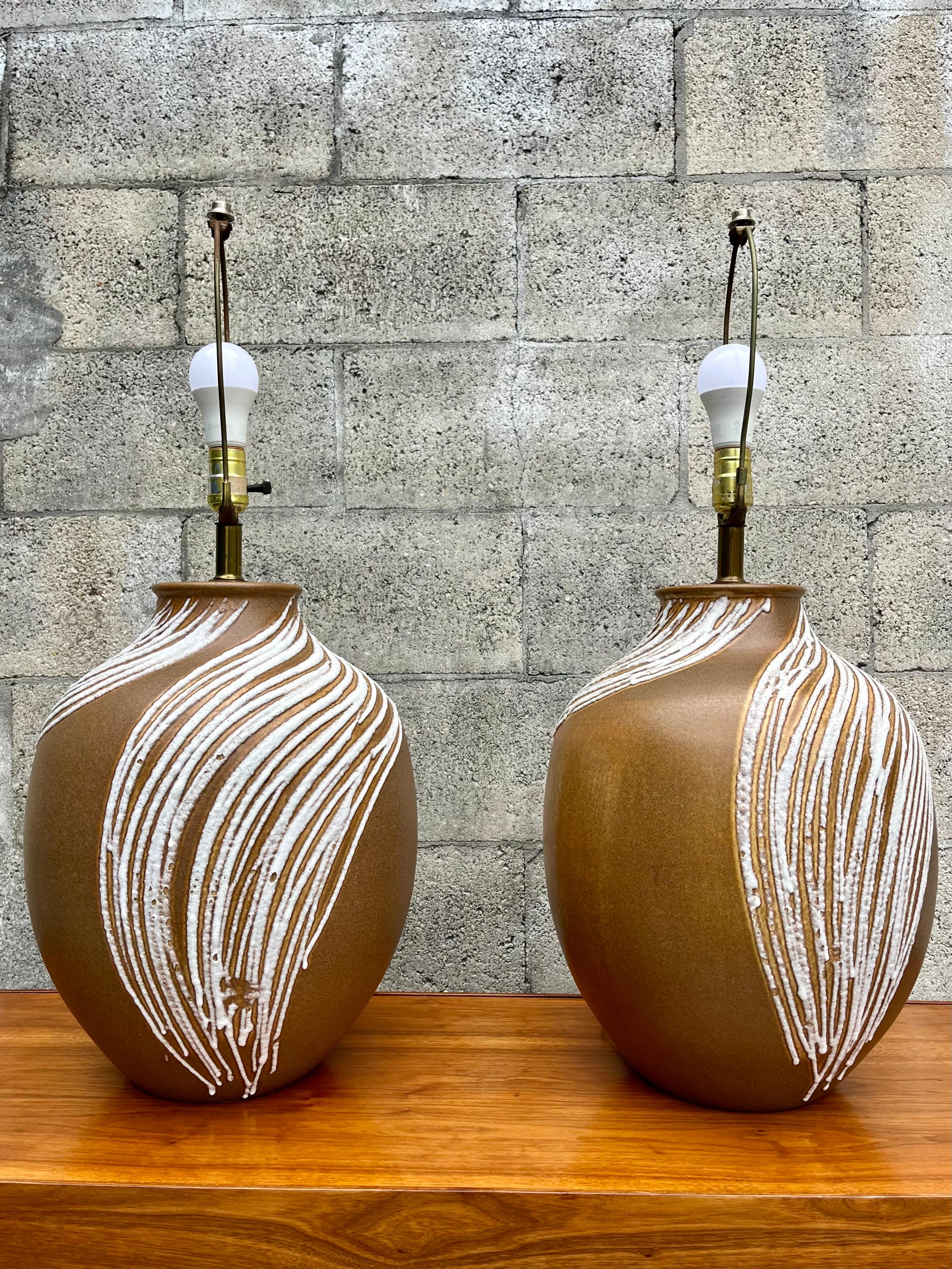 Pareja de grandes lámparas de cerámica vidriada de lava modernas de mediados de siglo. Alrededor de 1960 Estadounidense en venta