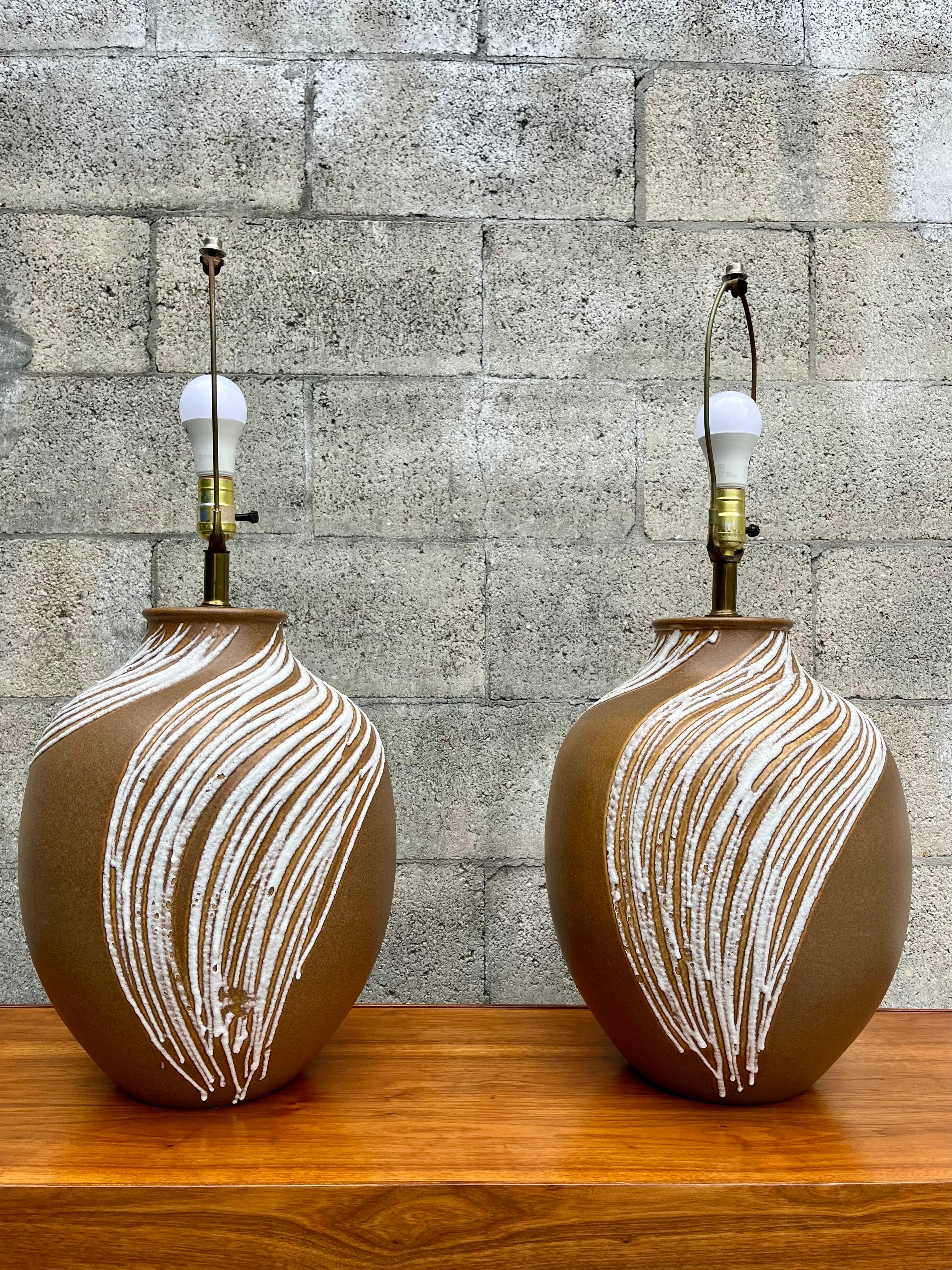 Pareja de grandes lámparas de cerámica vidriada de lava modernas de mediados de siglo. Alrededor de 1960 Glaseado en venta