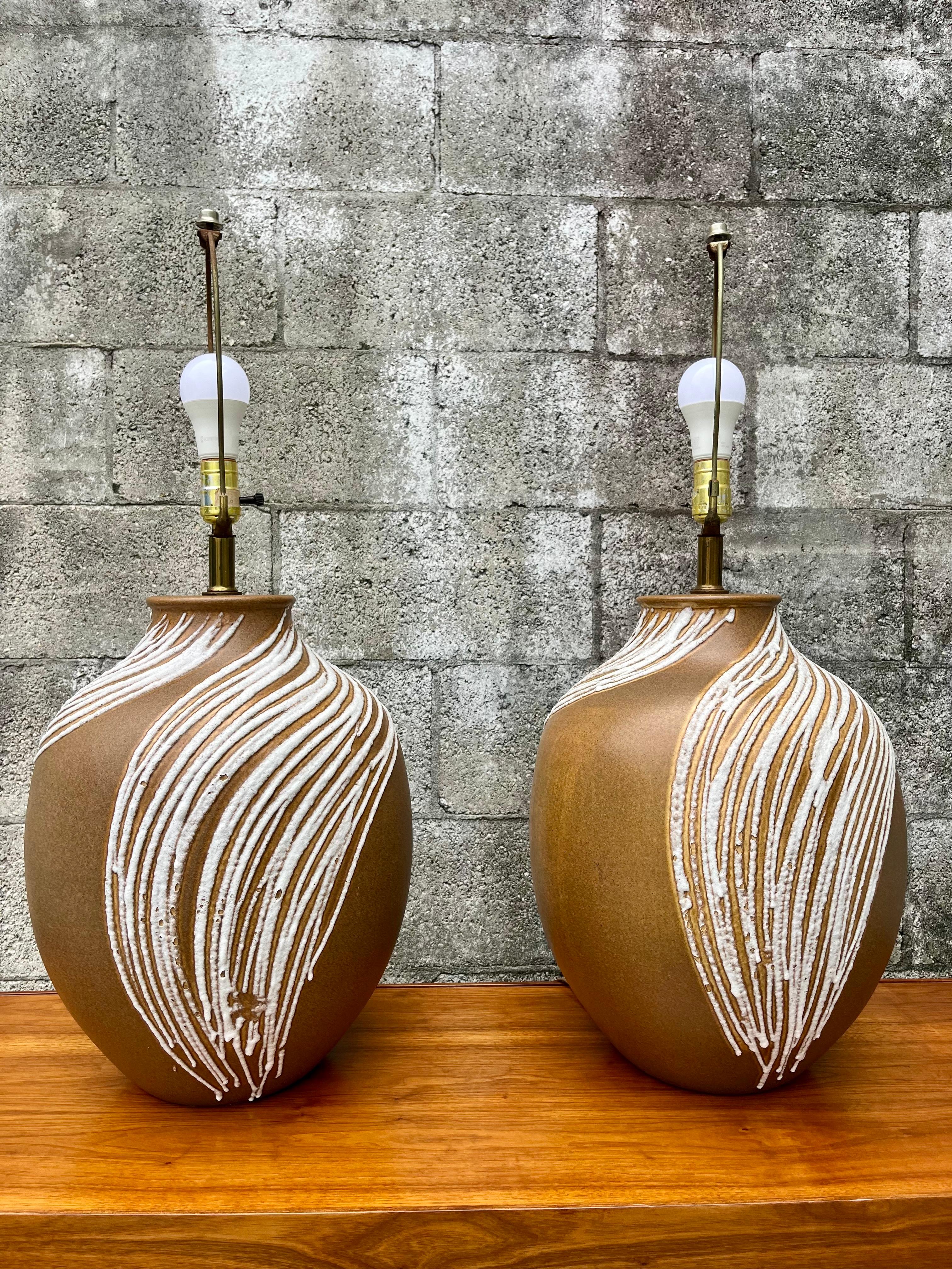 Pareja de grandes lámparas de cerámica vidriada de lava modernas de mediados de siglo. Alrededor de 1960 en Bueno estado para la venta en Miami, FL