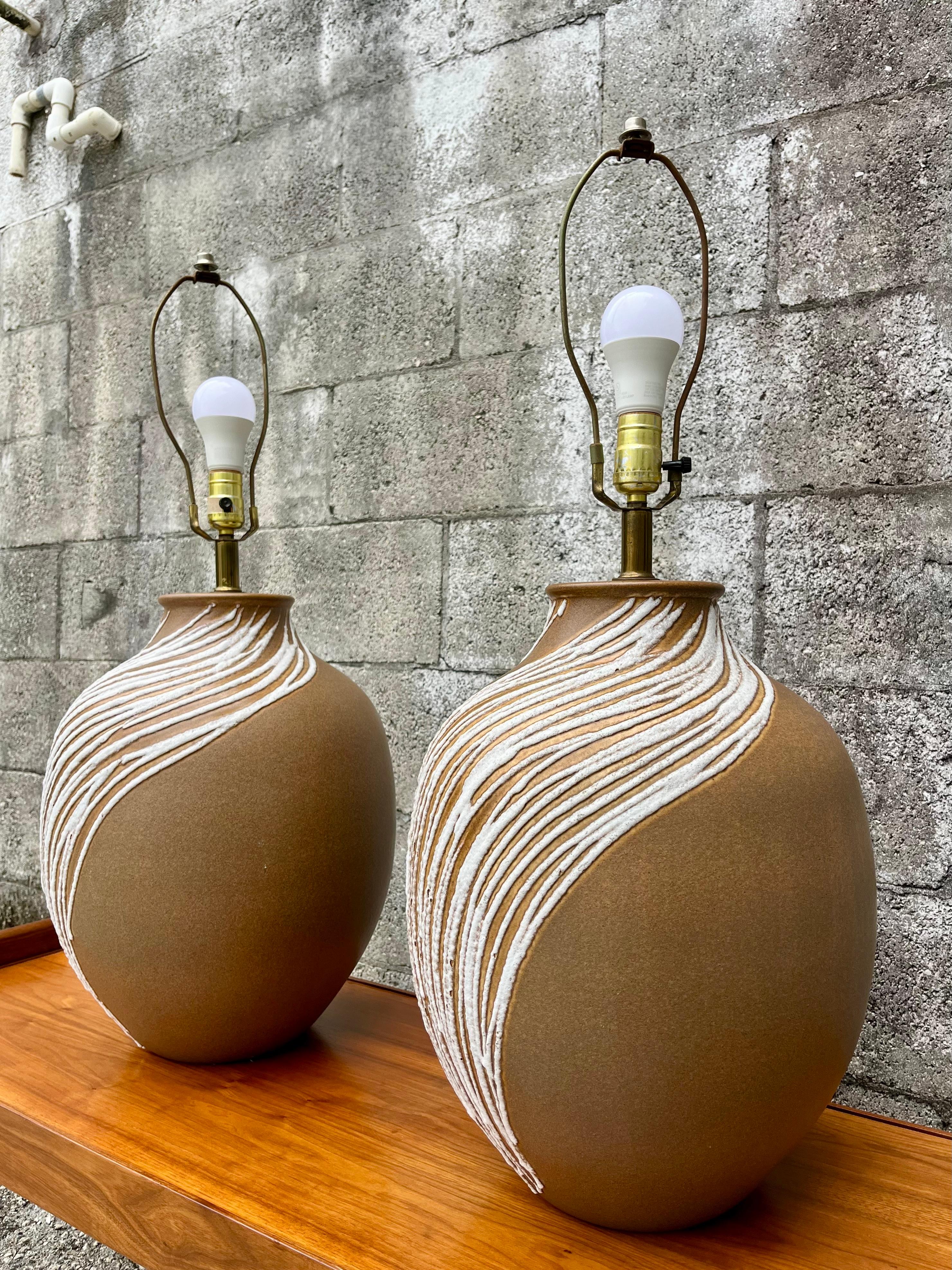 Pareja de grandes lámparas de cerámica vidriada de lava modernas de mediados de siglo. Alrededor de 1960 mediados del siglo XX en venta