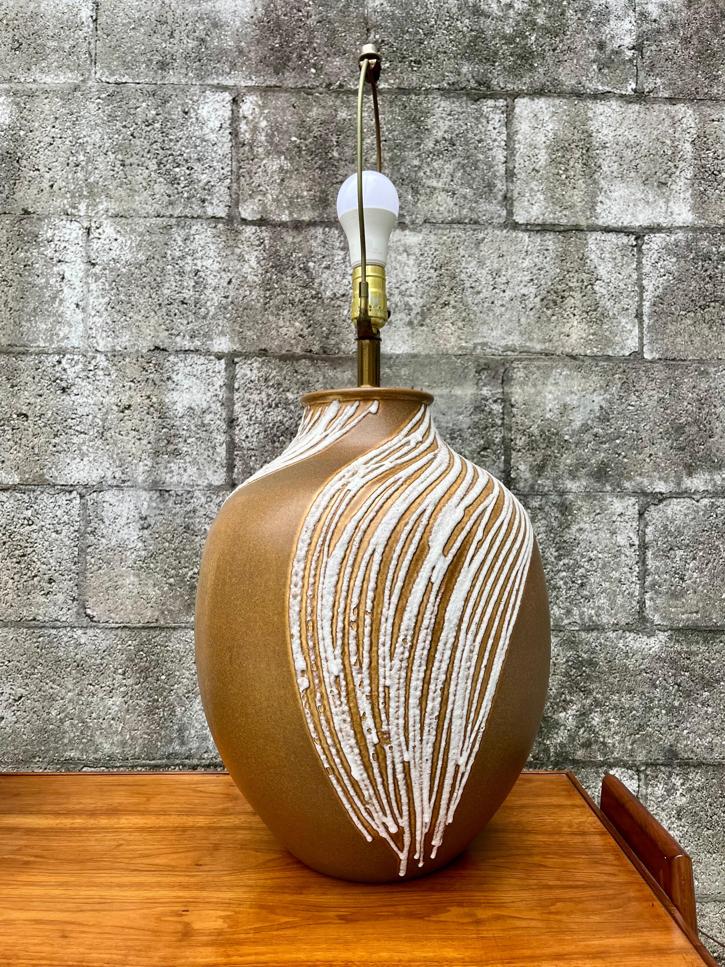 Pareja de grandes lámparas de cerámica vidriada de lava modernas de mediados de siglo. Alrededor de 1960 Alfarería en venta
